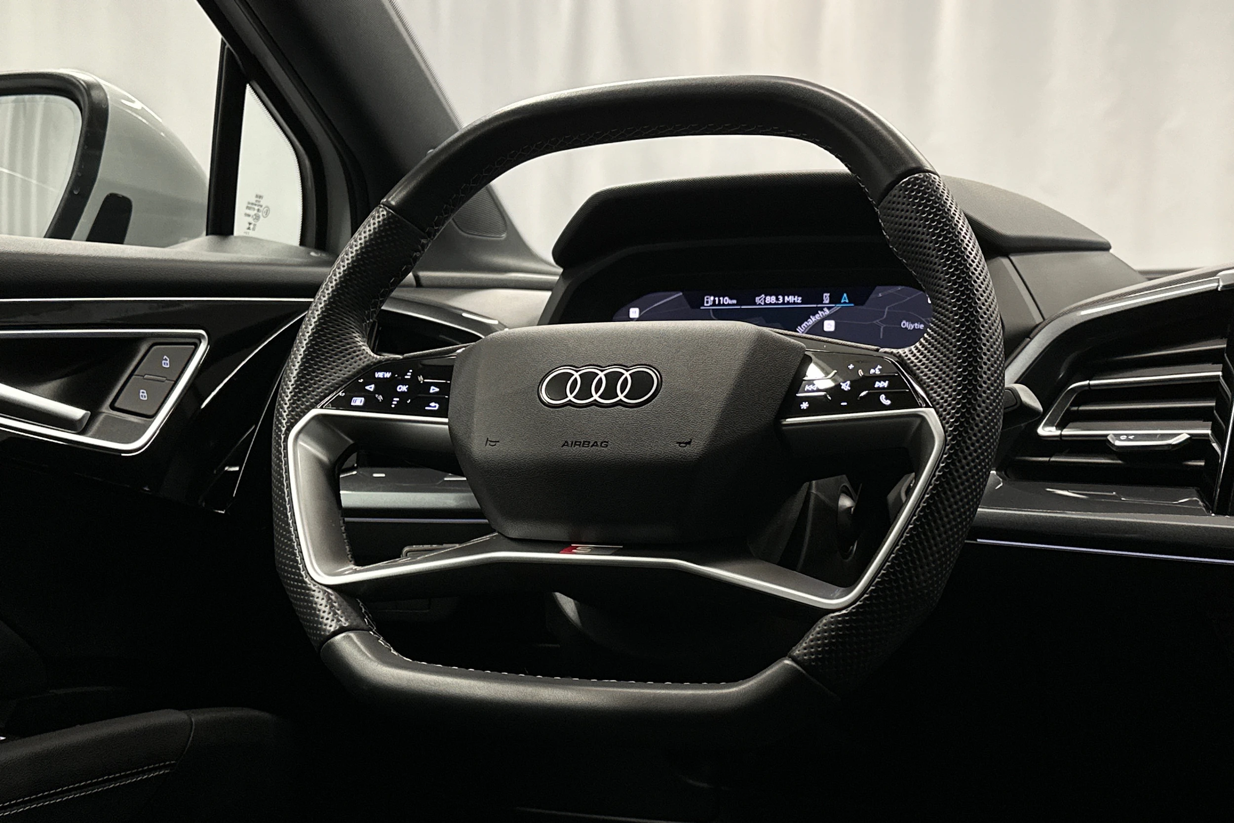 valkoinen Audi Q4 e-tron 2024 kuva 16.