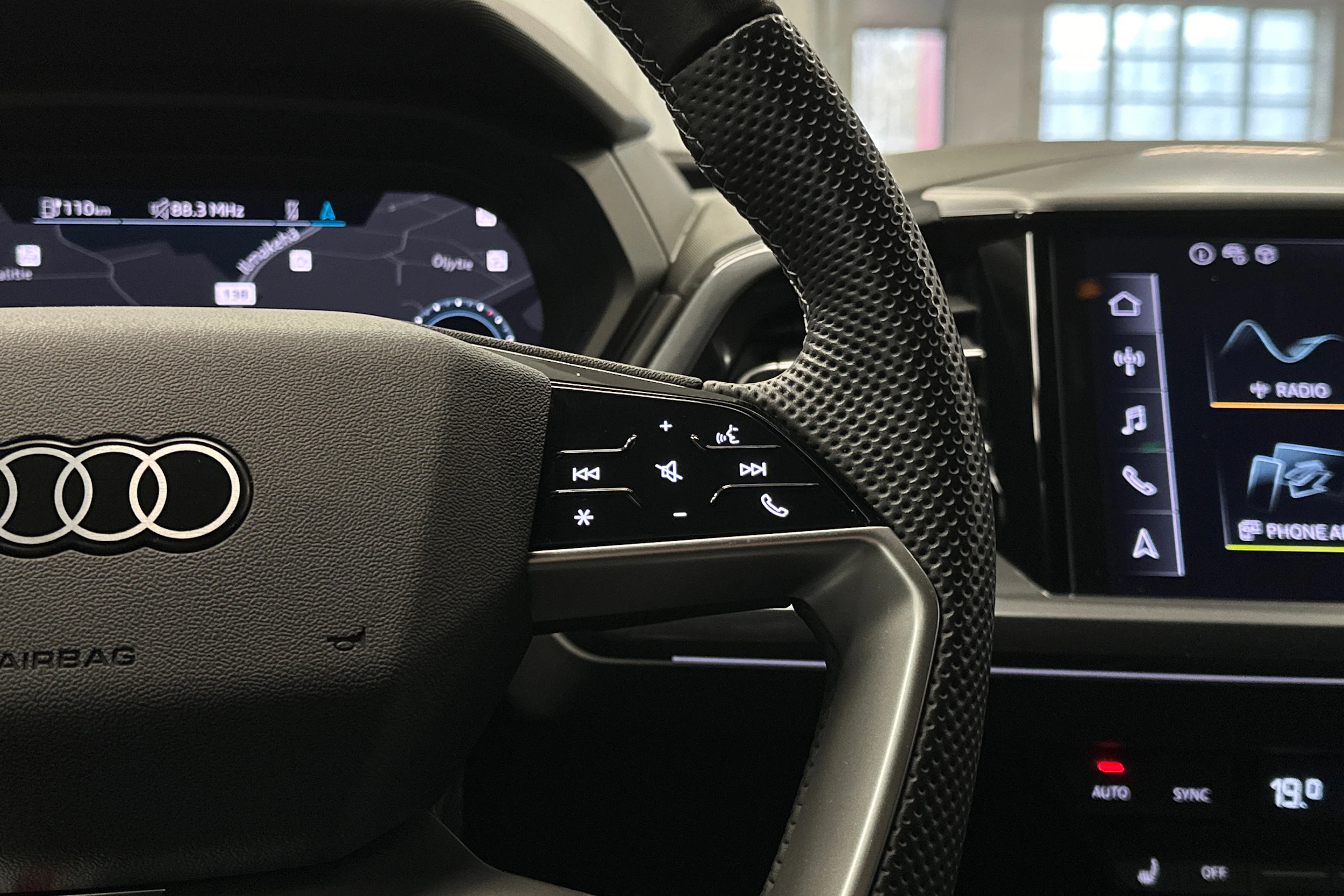 valkoinen Audi Q4 e-tron 2024 kuva 18.