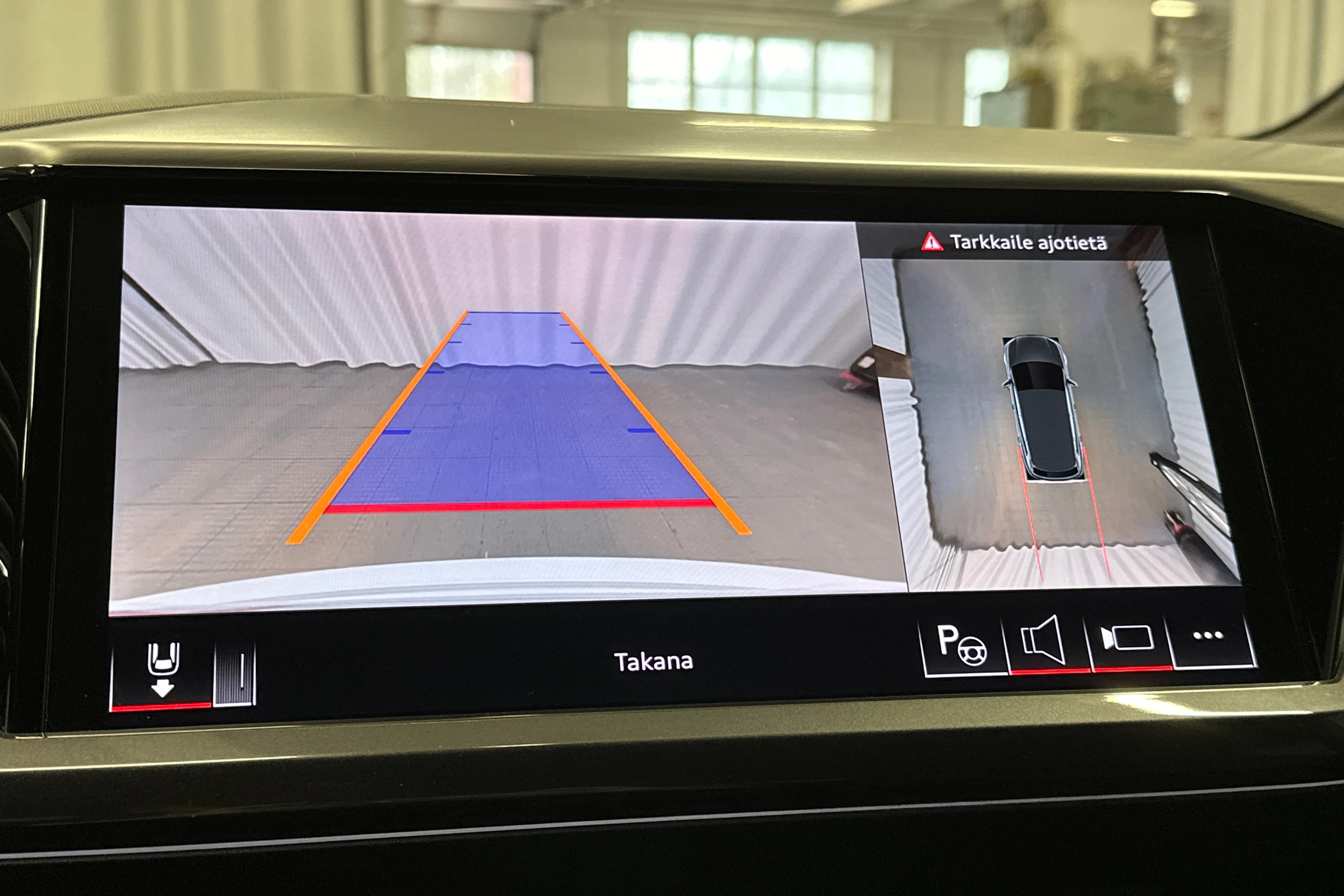 valkoinen Audi Q4 e-tron 2024 kuva 27.