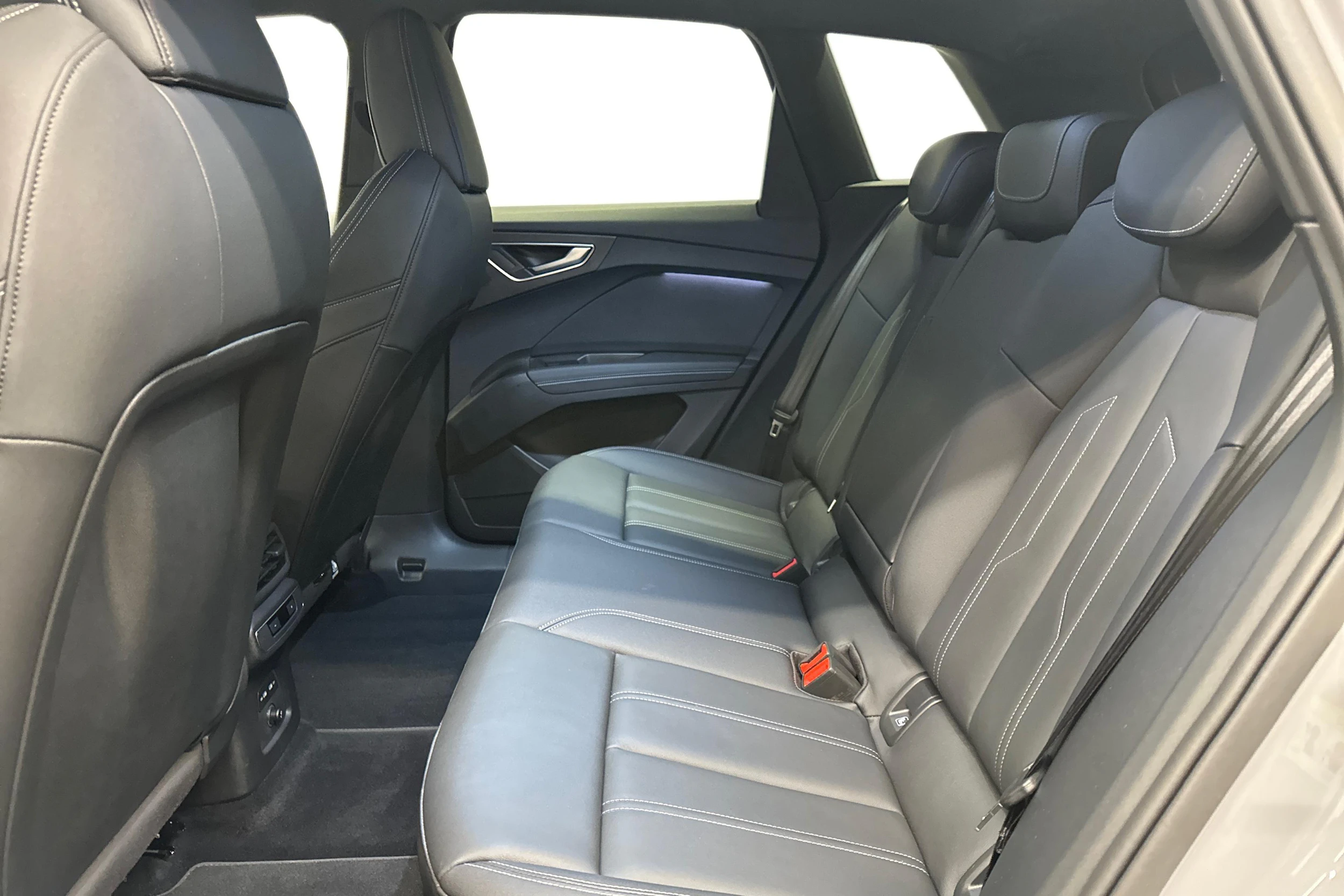 harmaa Audi Q4 e-tron 2024 kuva 8.