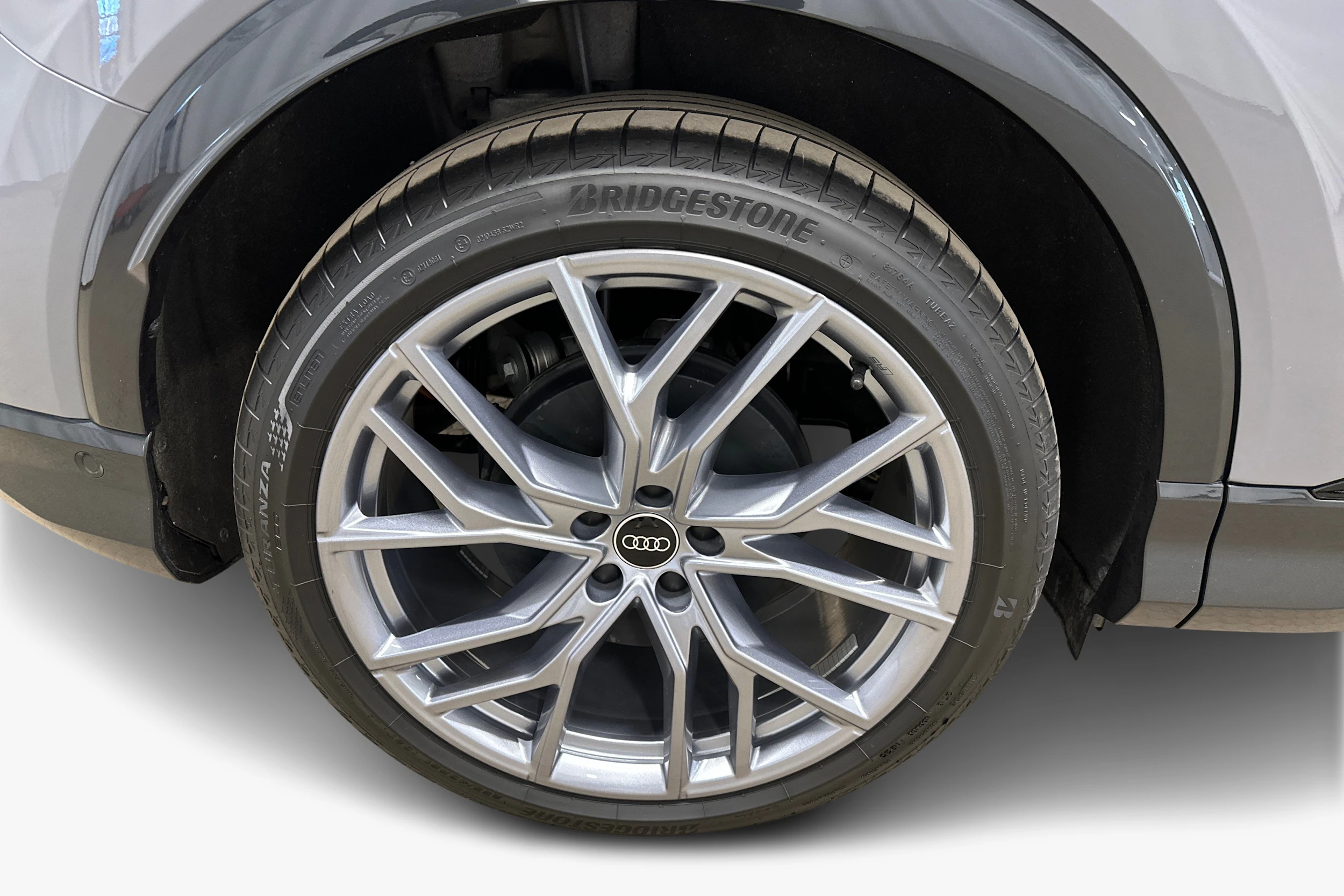 harmaa Audi Q4 e-tron 2024 kuva 9.