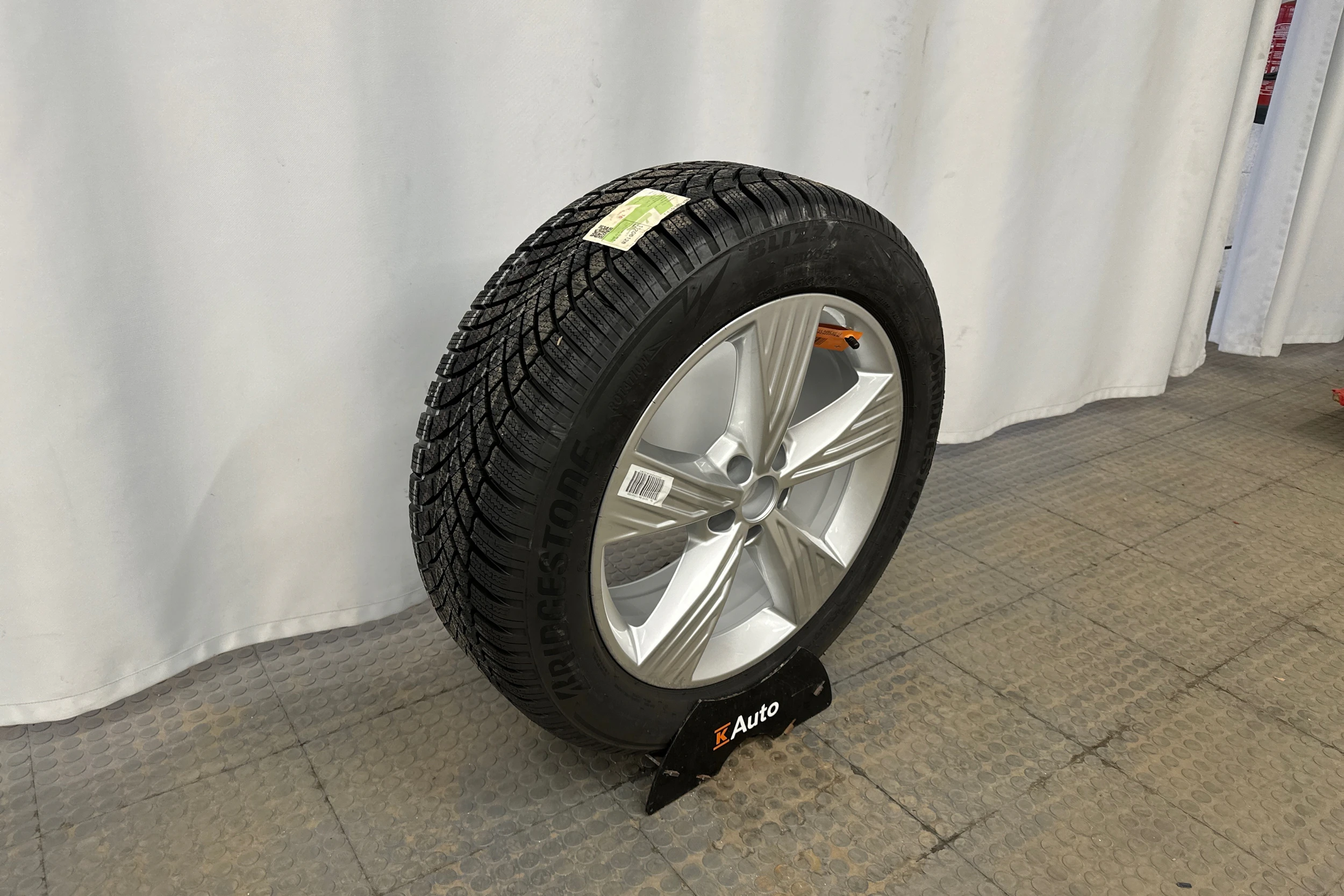 harmaa Audi Q4 e-tron 2024 kuva 10.