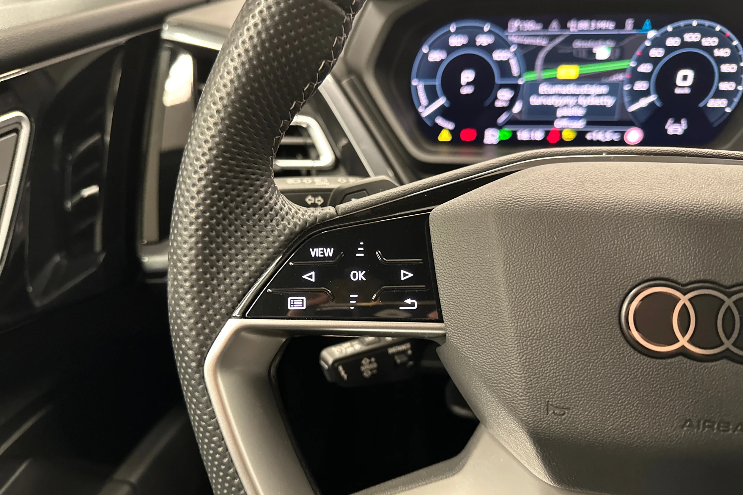 harmaa Audi Q4 e-tron 2024 kuva 11.