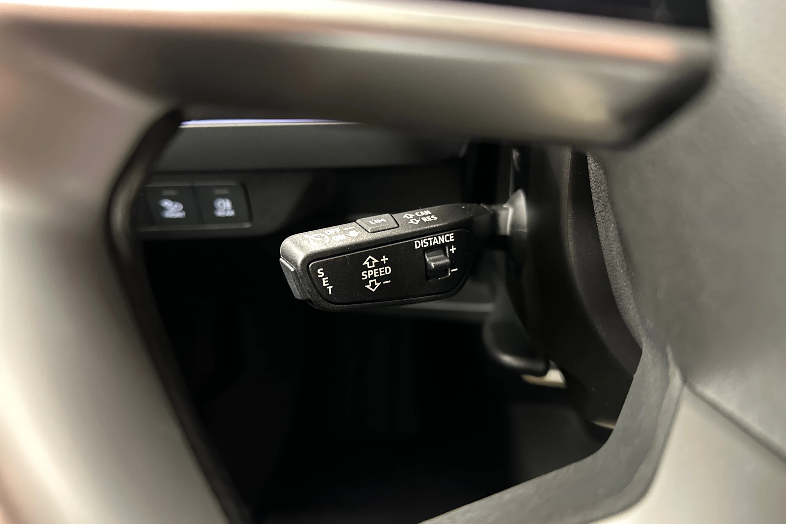 harmaa Audi Q4 e-tron 2024 kuva 13.