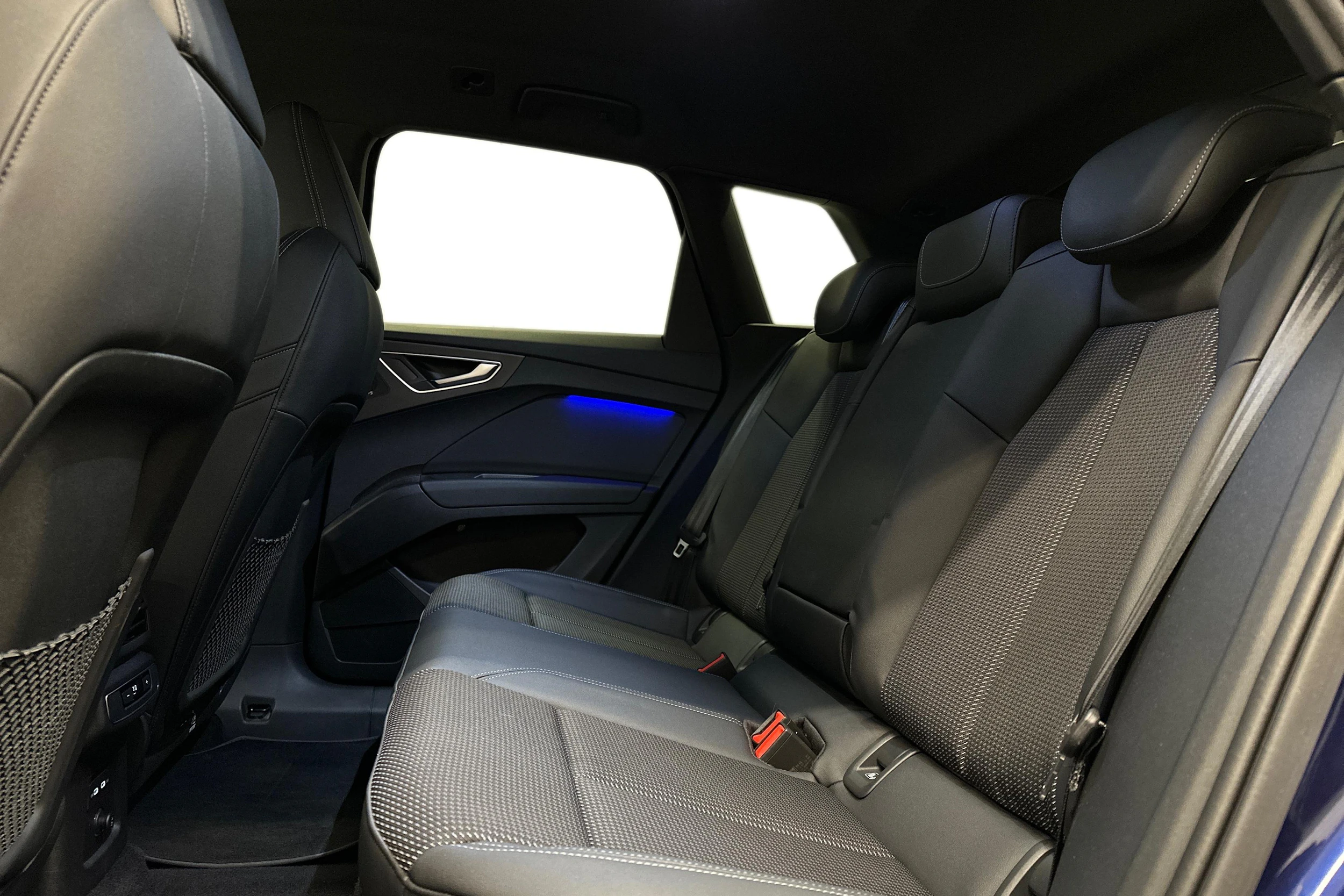 sininen Audi Q4 e-tron 2024 kuva 8.