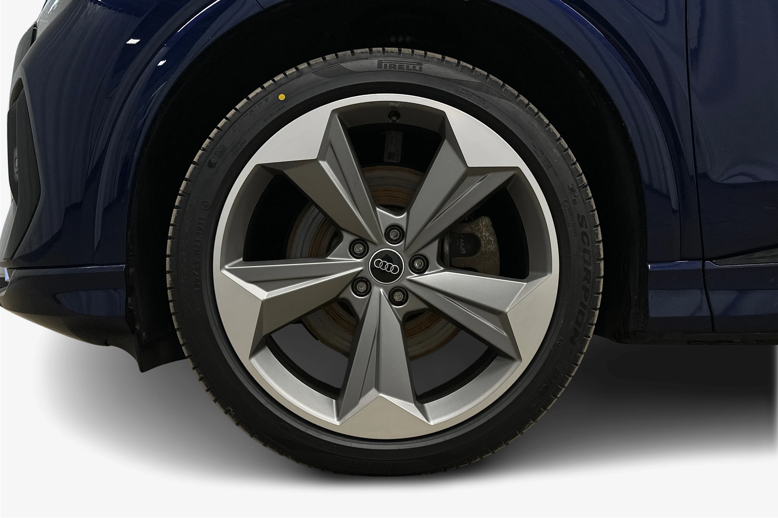 sininen Audi Q4 e-tron 2024 kuva 9.