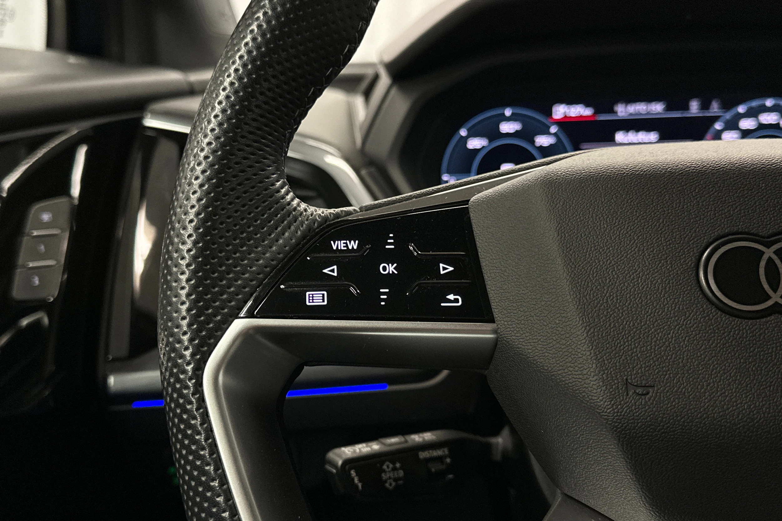 sininen Audi Q4 e-tron 2024 kuva 11.