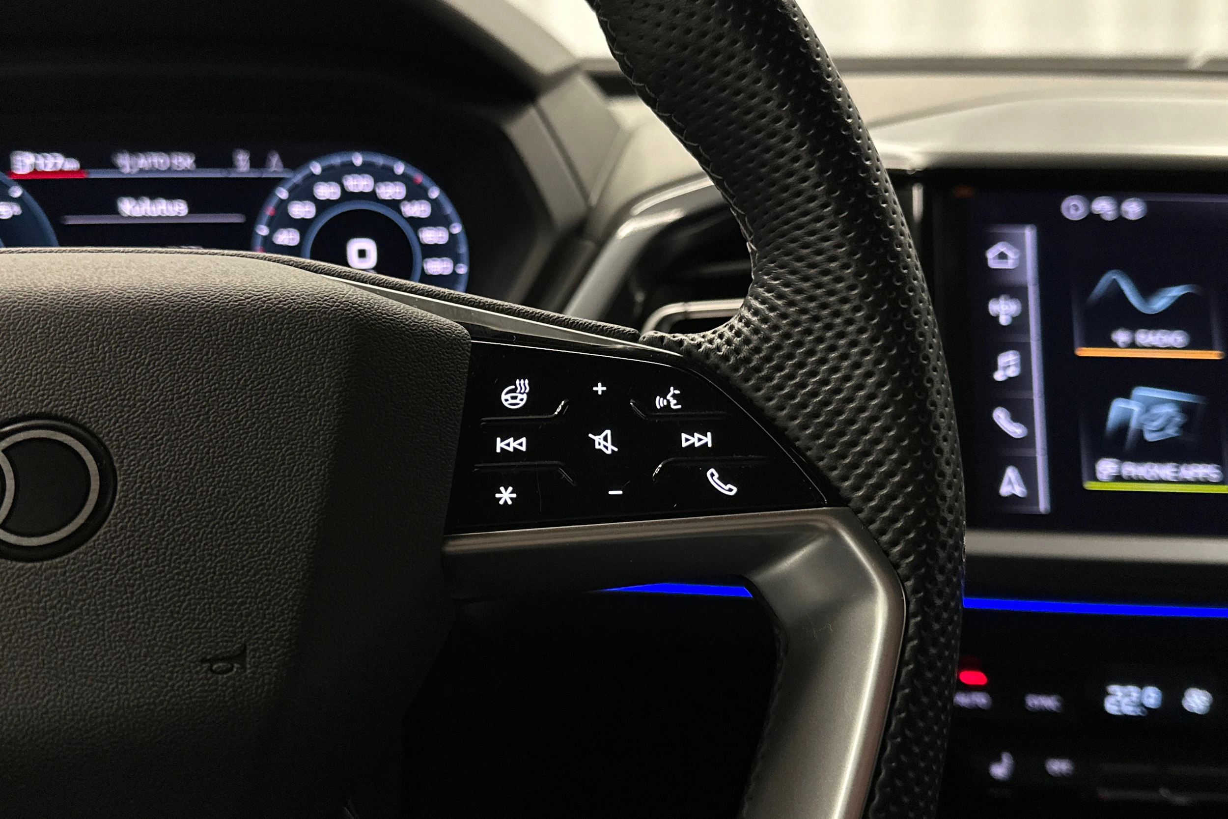 sininen Audi Q4 e-tron 2024 kuva 12.