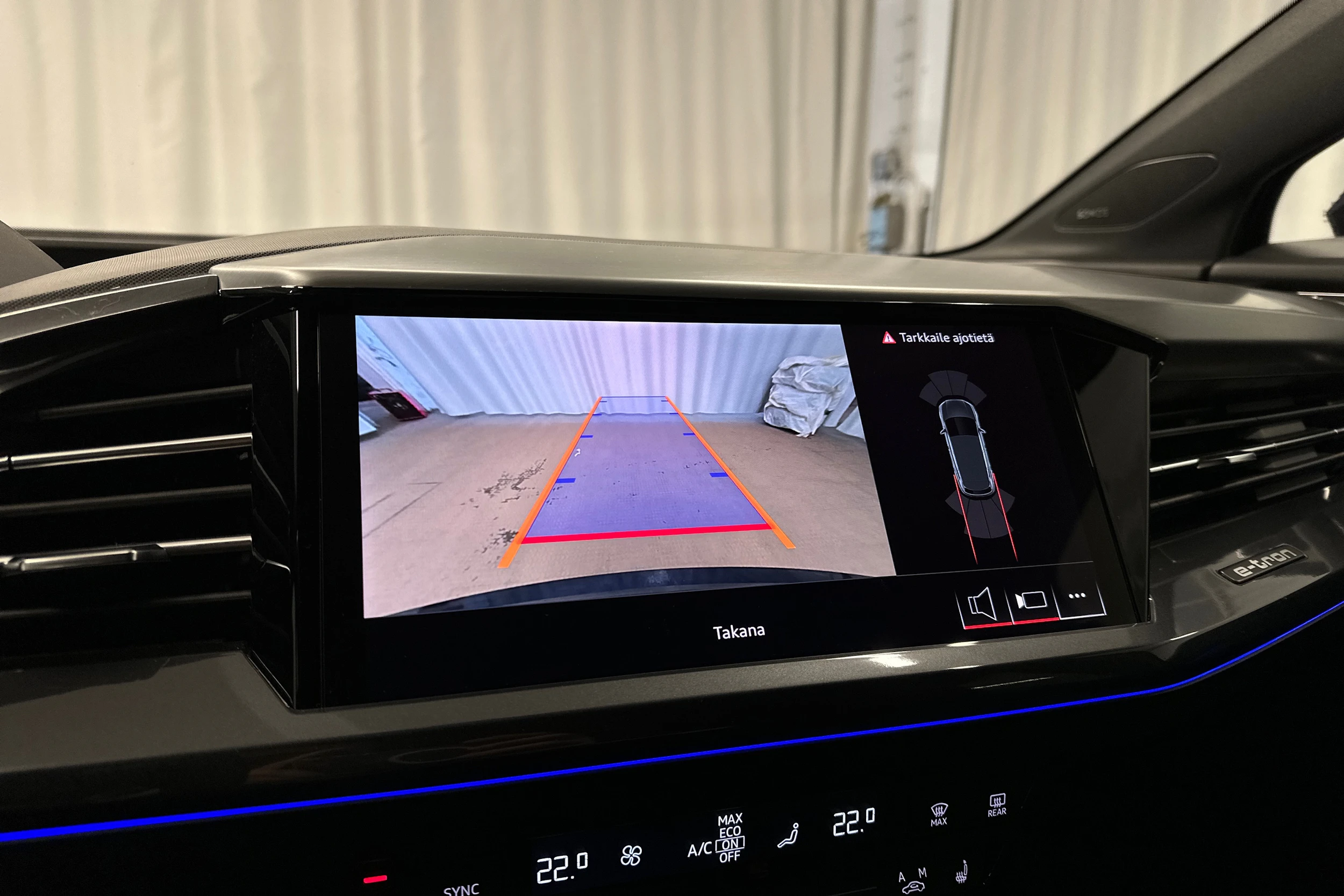 sininen Audi Q4 e-tron 2024 kuva 14.