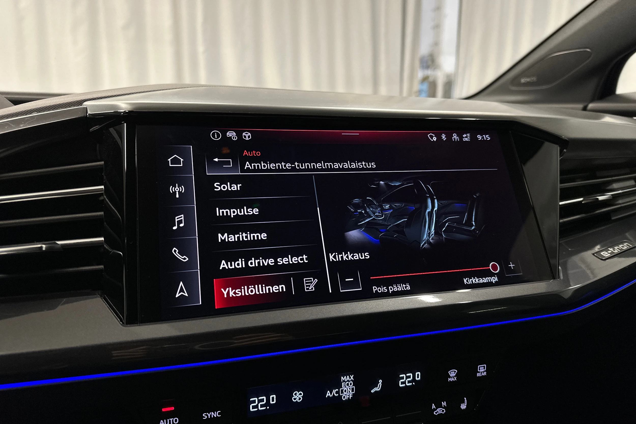 sininen Audi Q4 e-tron 2024 kuva 18.