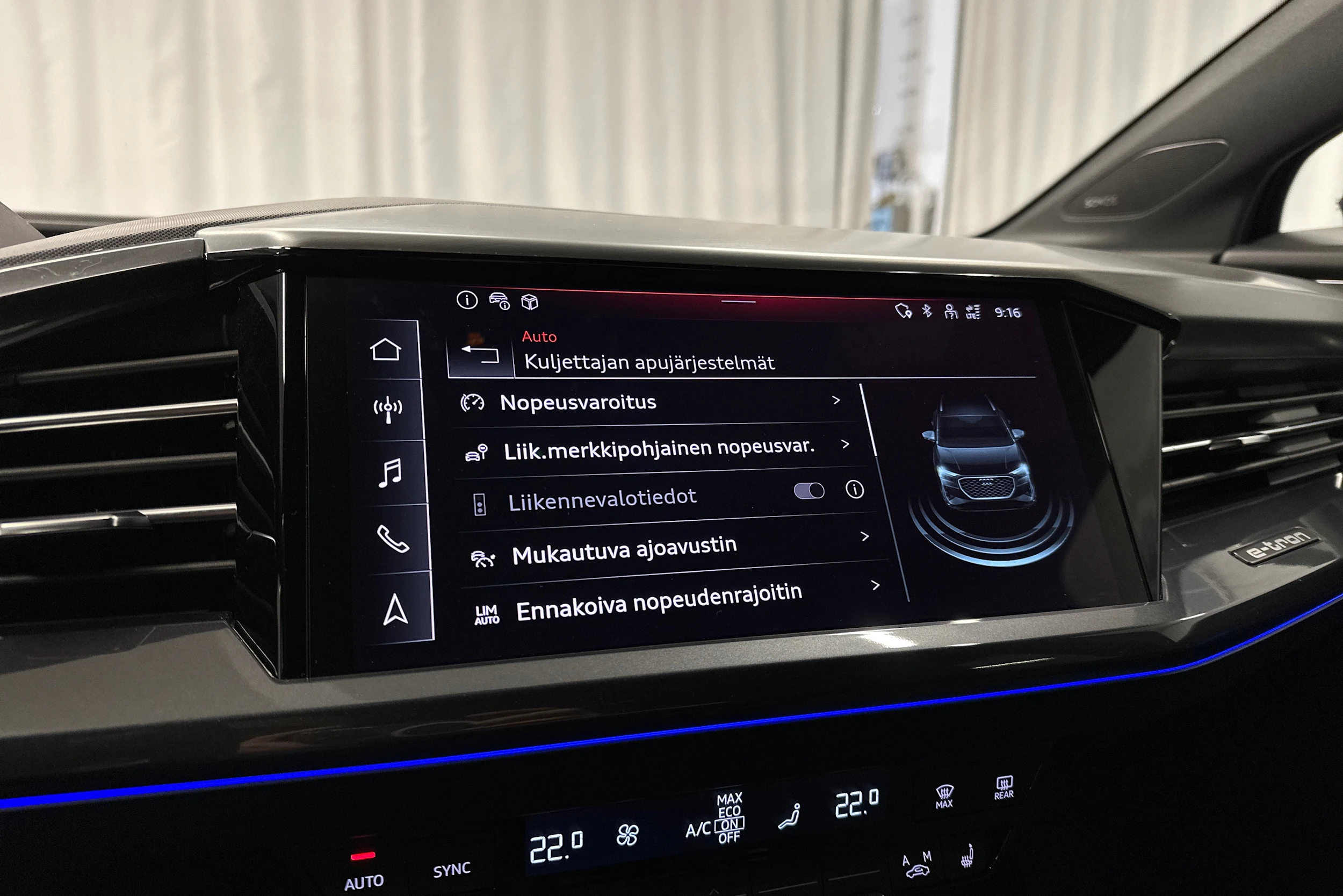 sininen Audi Q4 e-tron 2024 kuva 19.