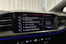 sininen Audi Q4 e-tron 2024 kuva 19.
