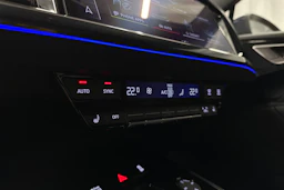 sininen Audi Q4 e-tron 2024 kuva 22.