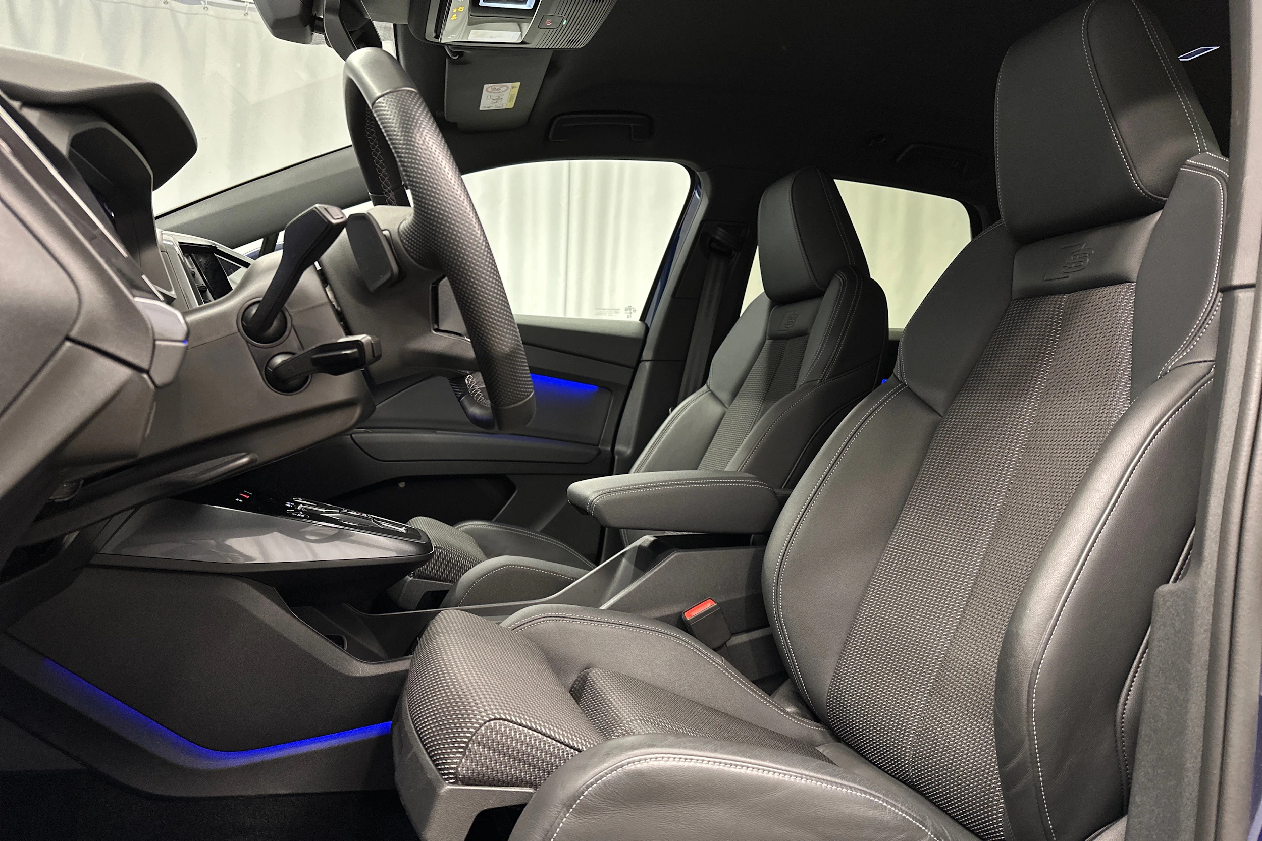 sininen Audi Q4 e-tron 2024 kuva 25.