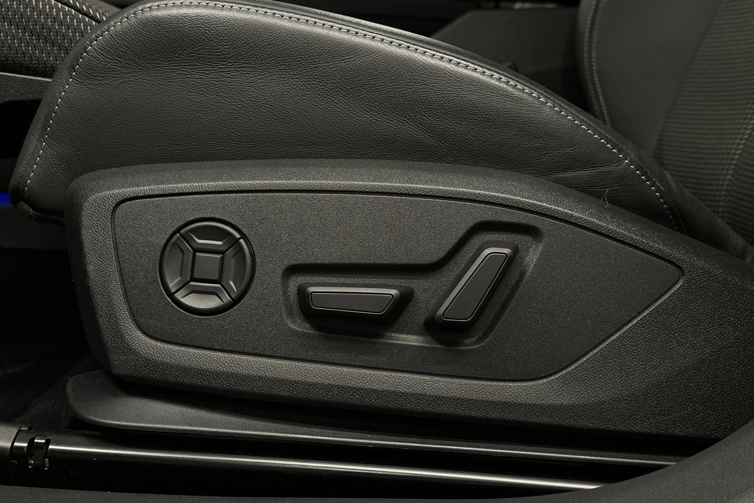 sininen Audi Q4 e-tron 2024 kuva 26.