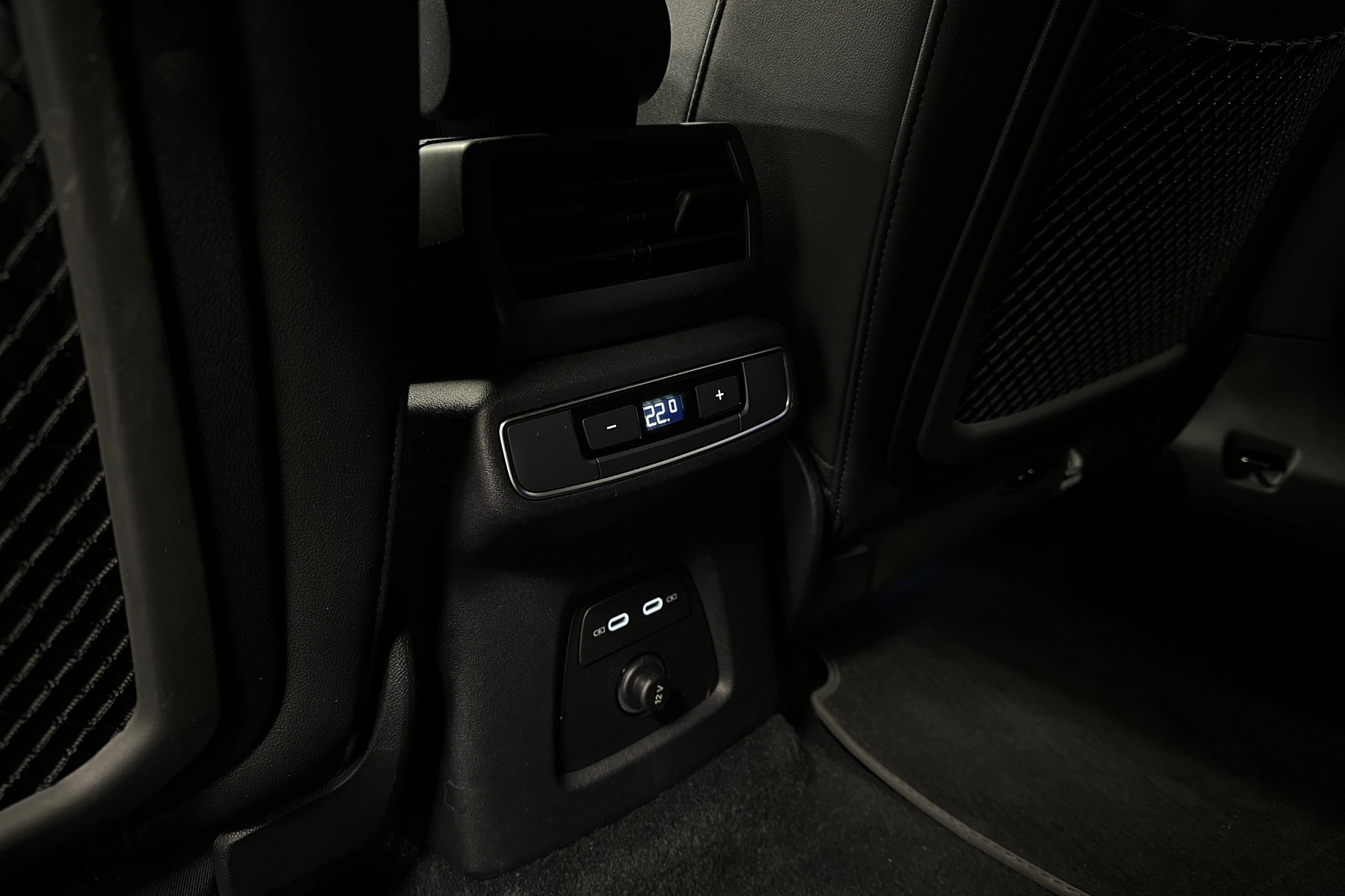 sininen Audi Q4 e-tron 2024 kuva 28.