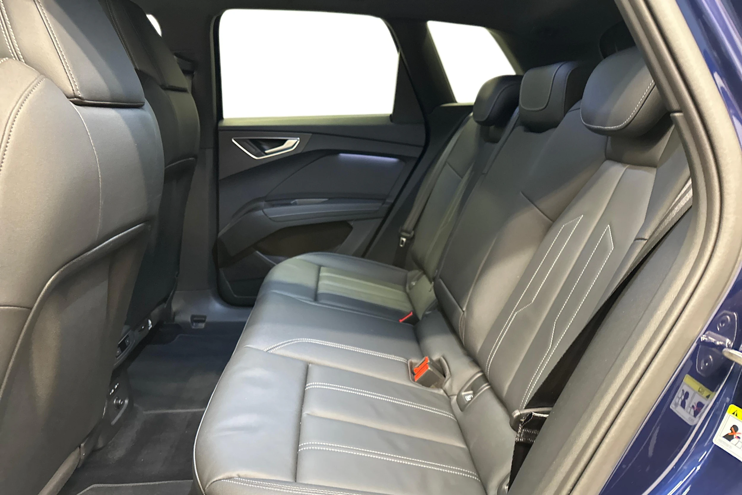 sininen Audi Q4 e-tron 2024 kuva 8.