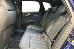 sininen Audi Q4 e-tron 2024 kuva 8.