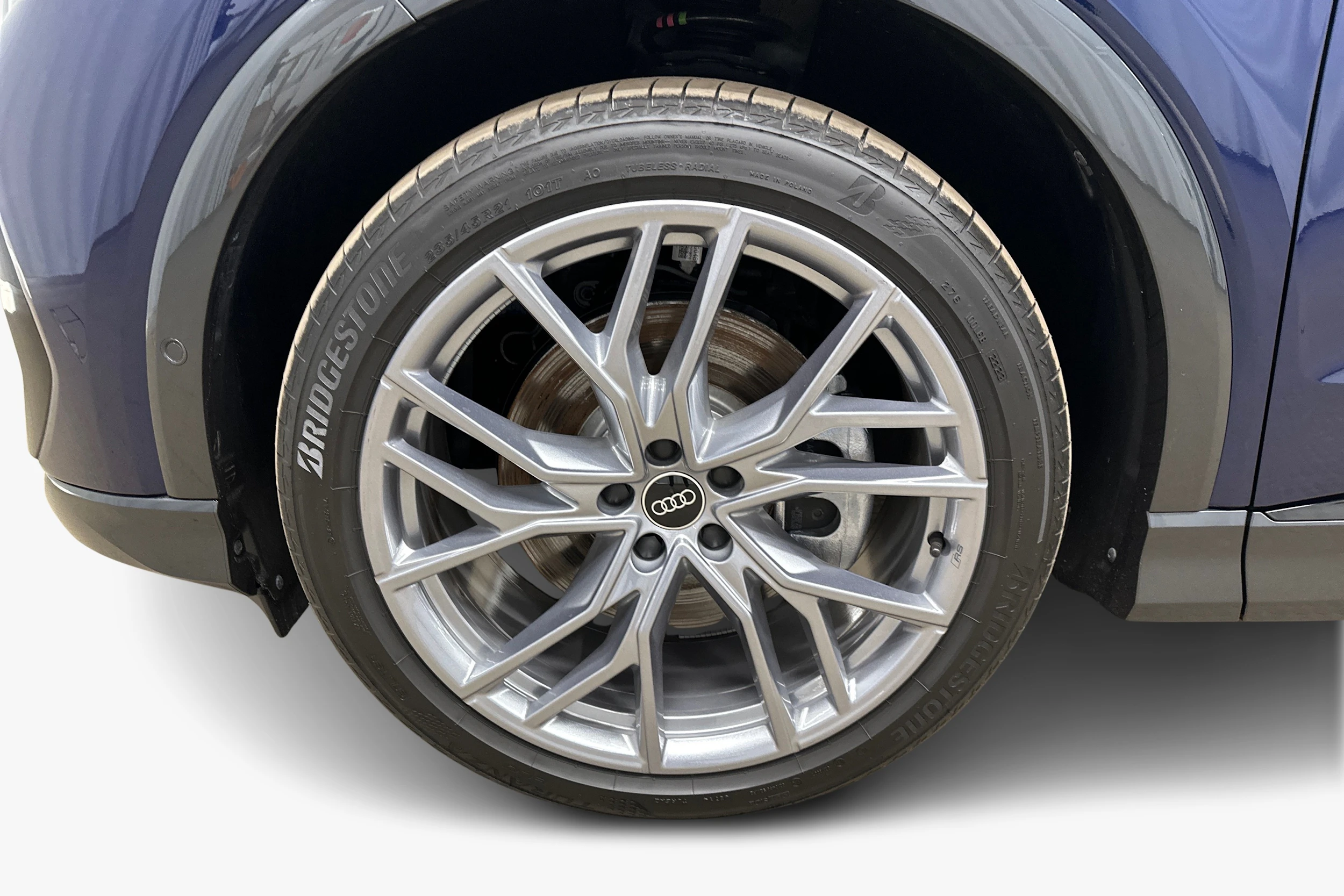 sininen Audi Q4 e-tron 2024 kuva 9.