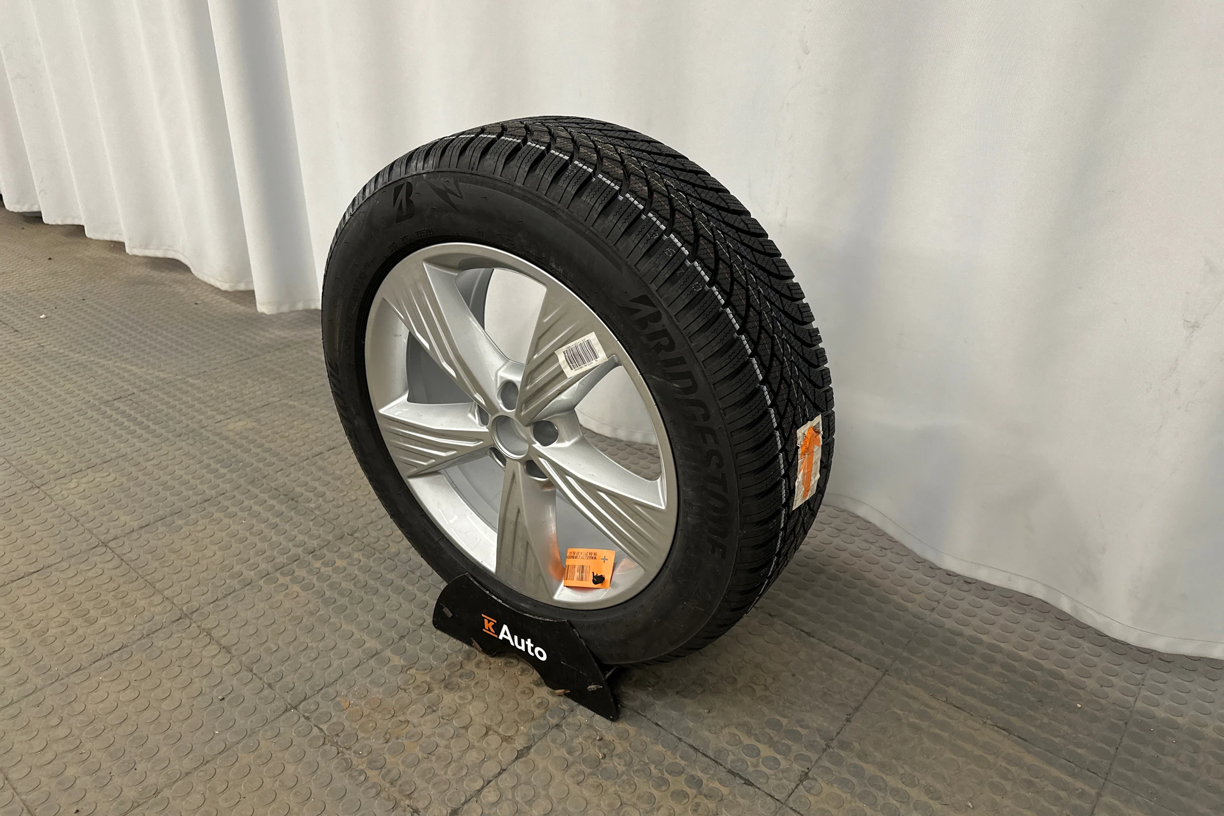 sininen Audi Q4 e-tron 2024 kuva 10.