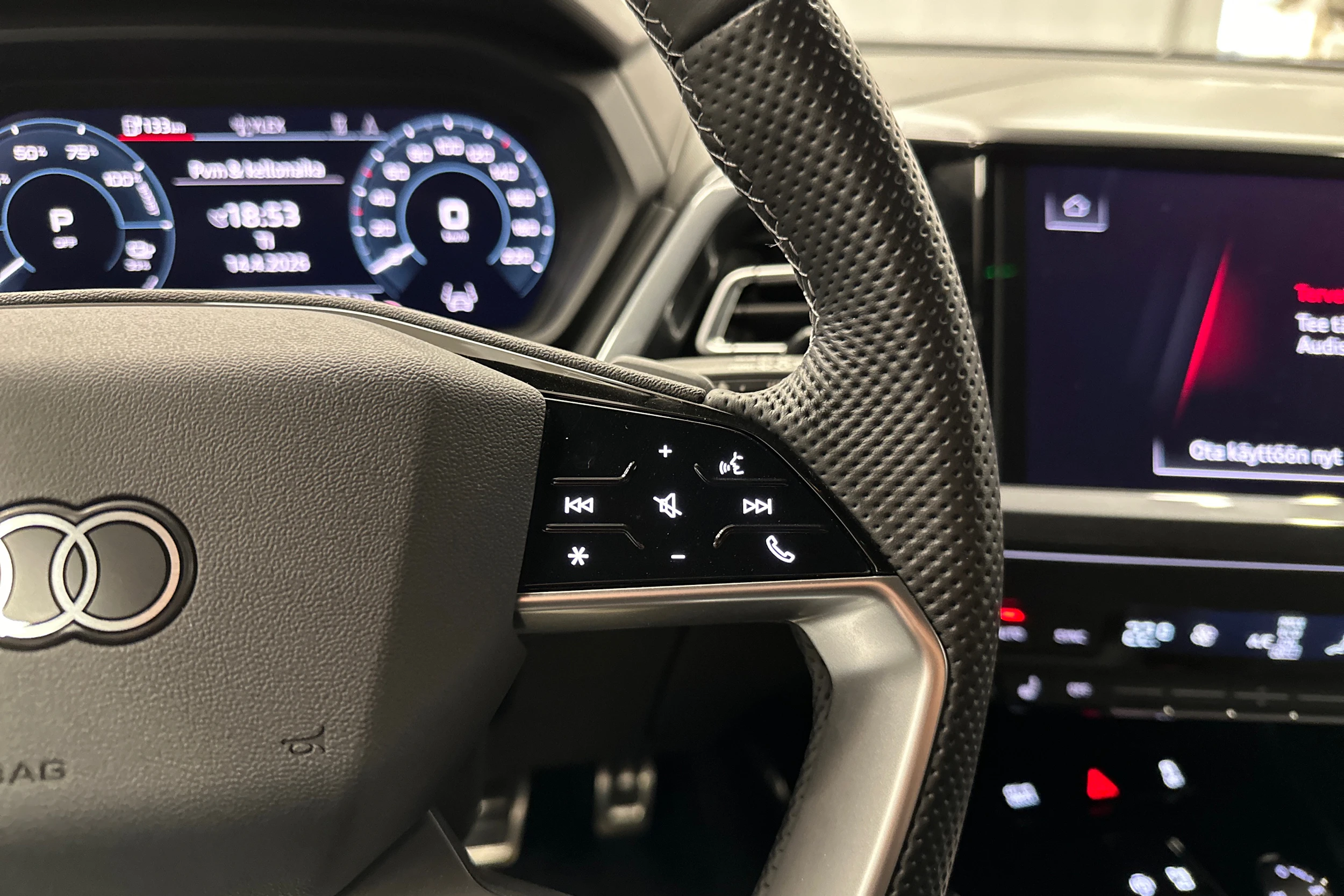 sininen Audi Q4 e-tron 2024 kuva 12.