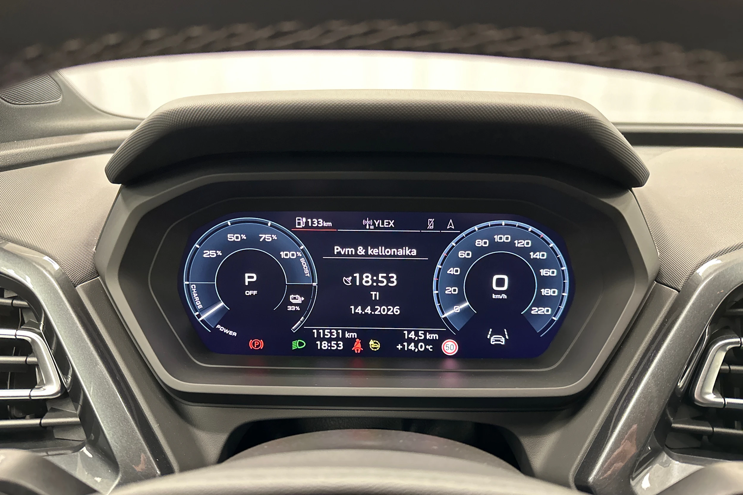 sininen Audi Q4 e-tron 2024 kuva 15.