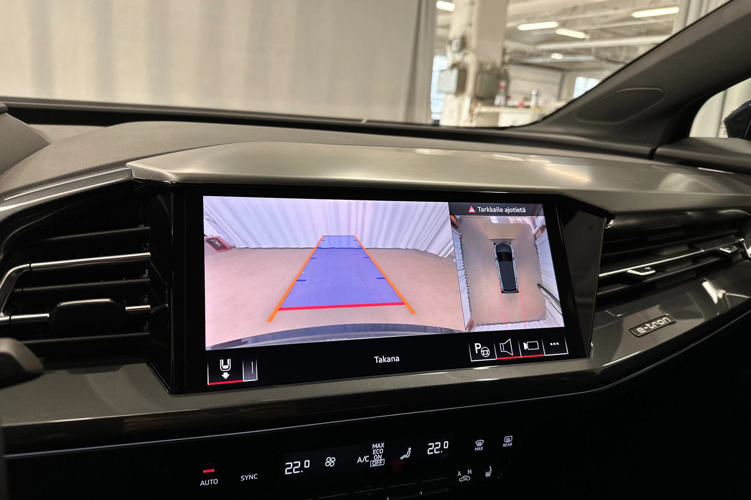 sininen Audi Q4 e-tron 2024 kuva 16.