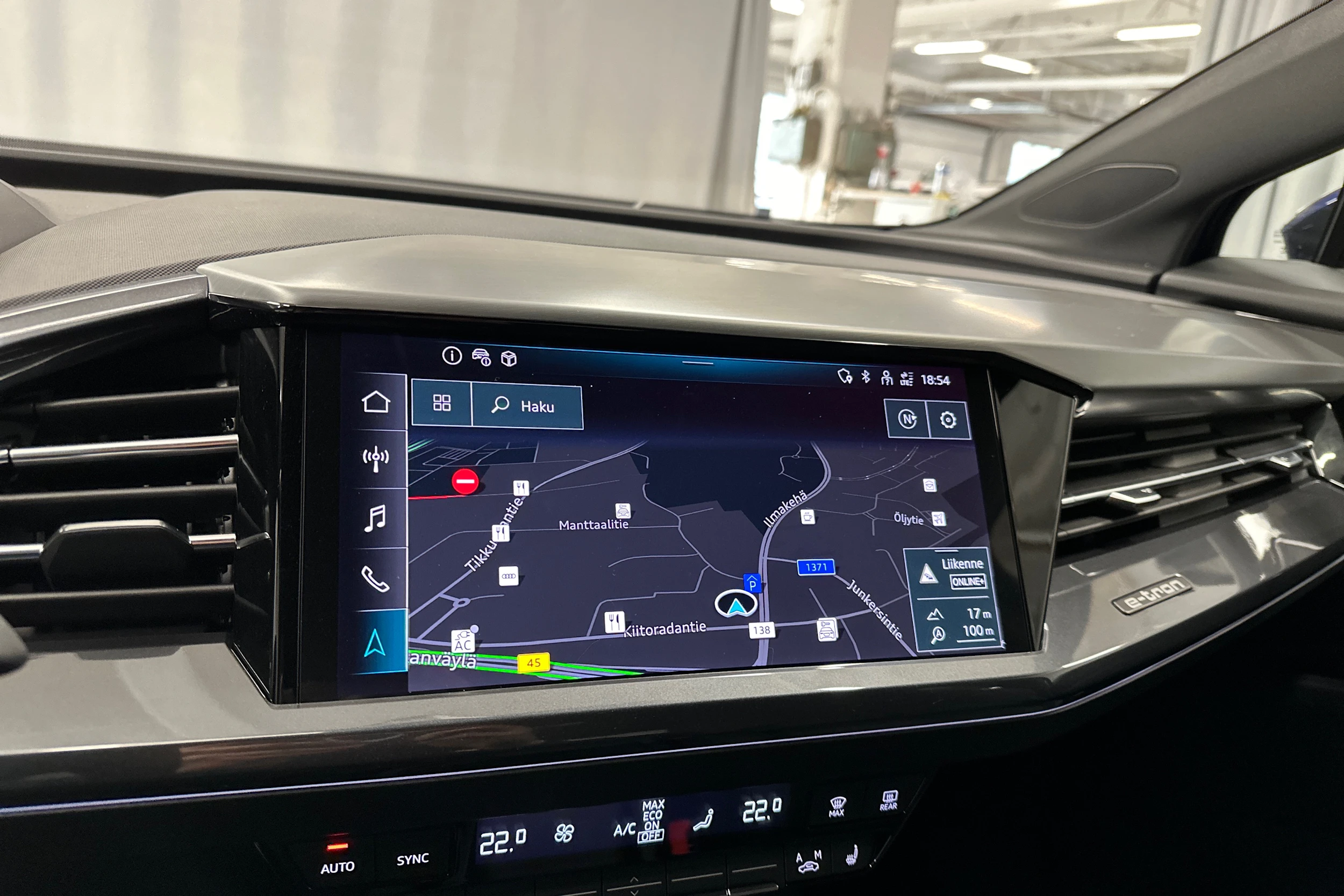 sininen Audi Q4 e-tron 2024 kuva 18.