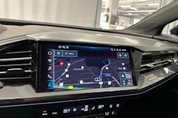 sininen Audi Q4 e-tron 2024 kuva 18.