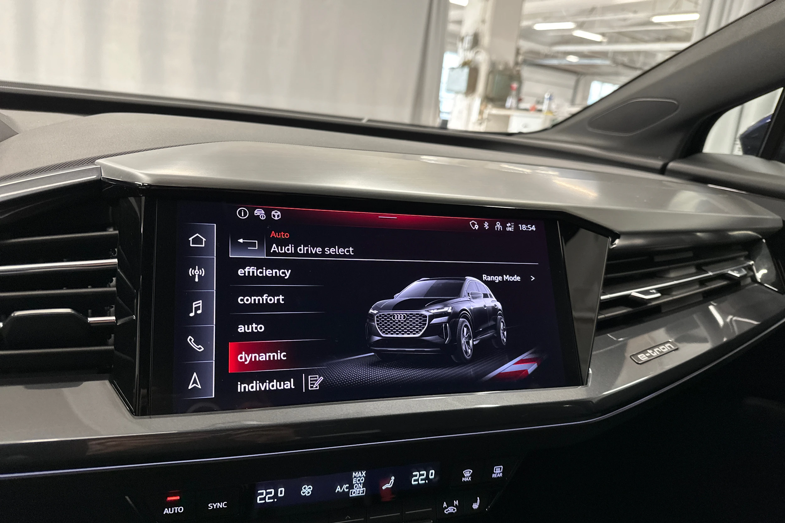 sininen Audi Q4 e-tron 2024 kuva 19.