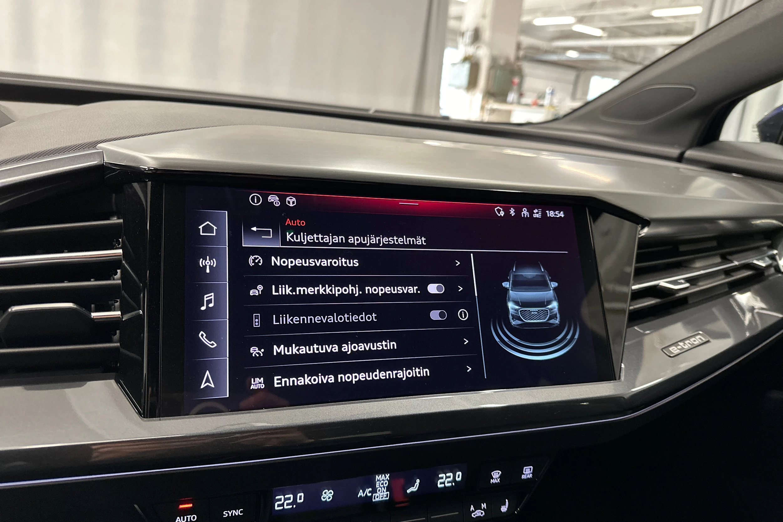 sininen Audi Q4 e-tron 2024 kuva 21.