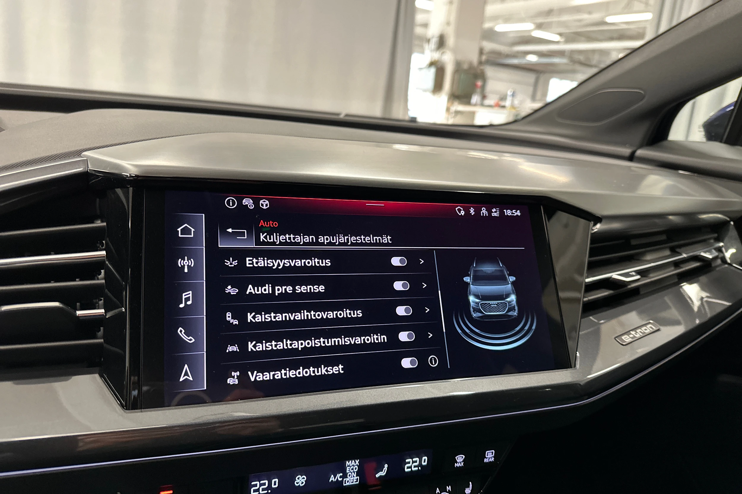 sininen Audi Q4 e-tron 2024 kuva 22.