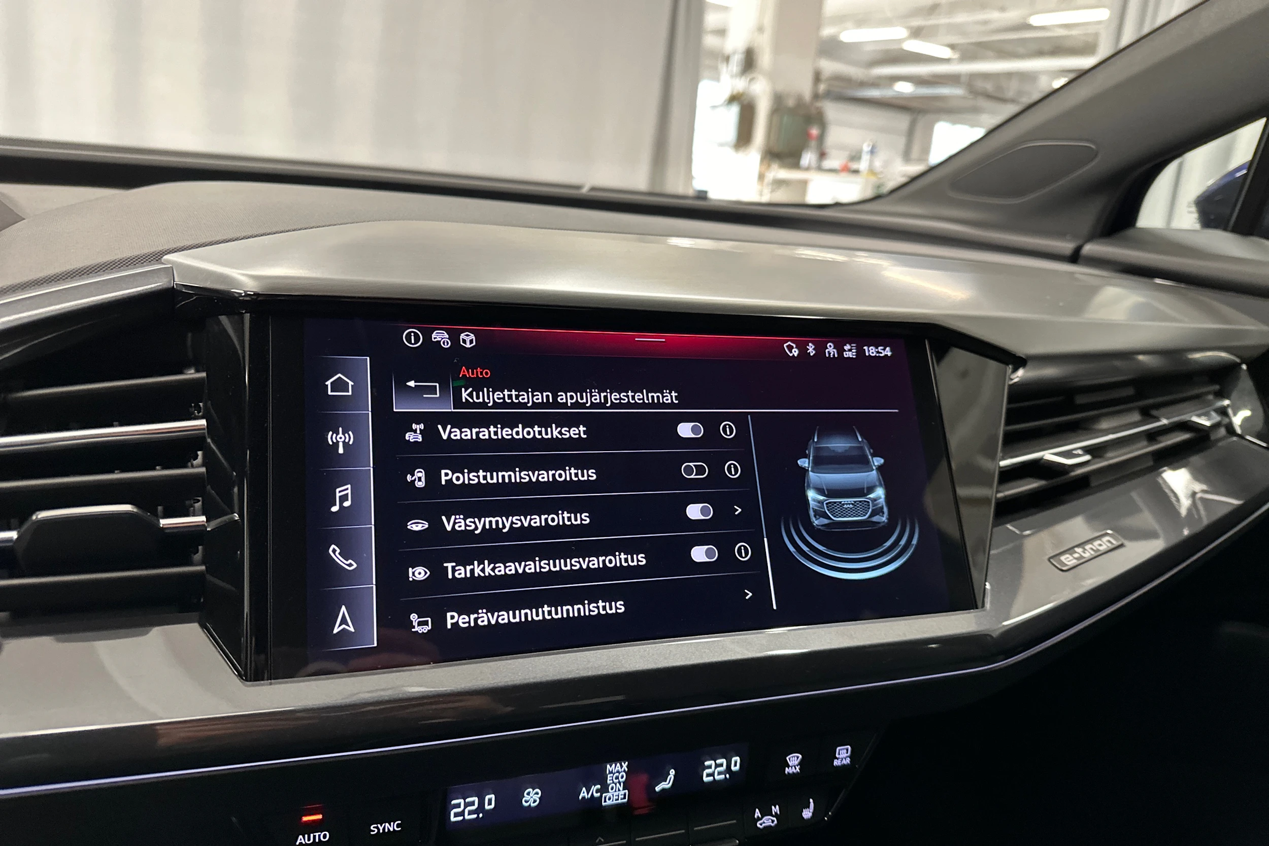 sininen Audi Q4 e-tron 2024 kuva 23.