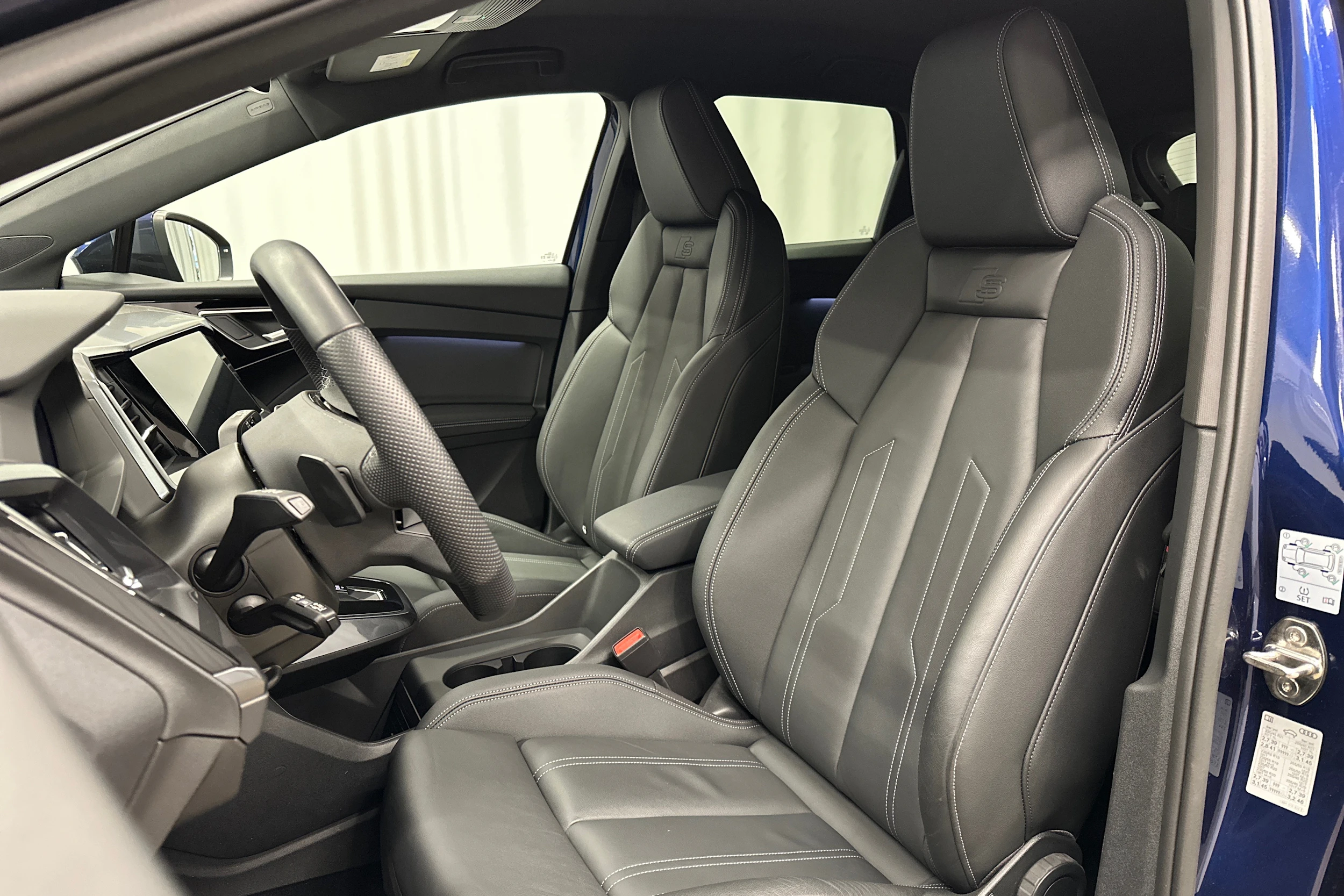 sininen Audi Q4 e-tron 2024 kuva 26.