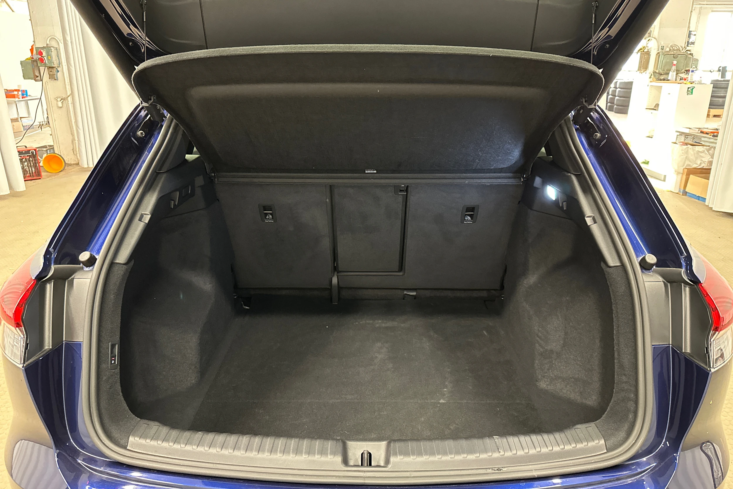 sininen Audi Q4 e-tron 2024 kuva 27.