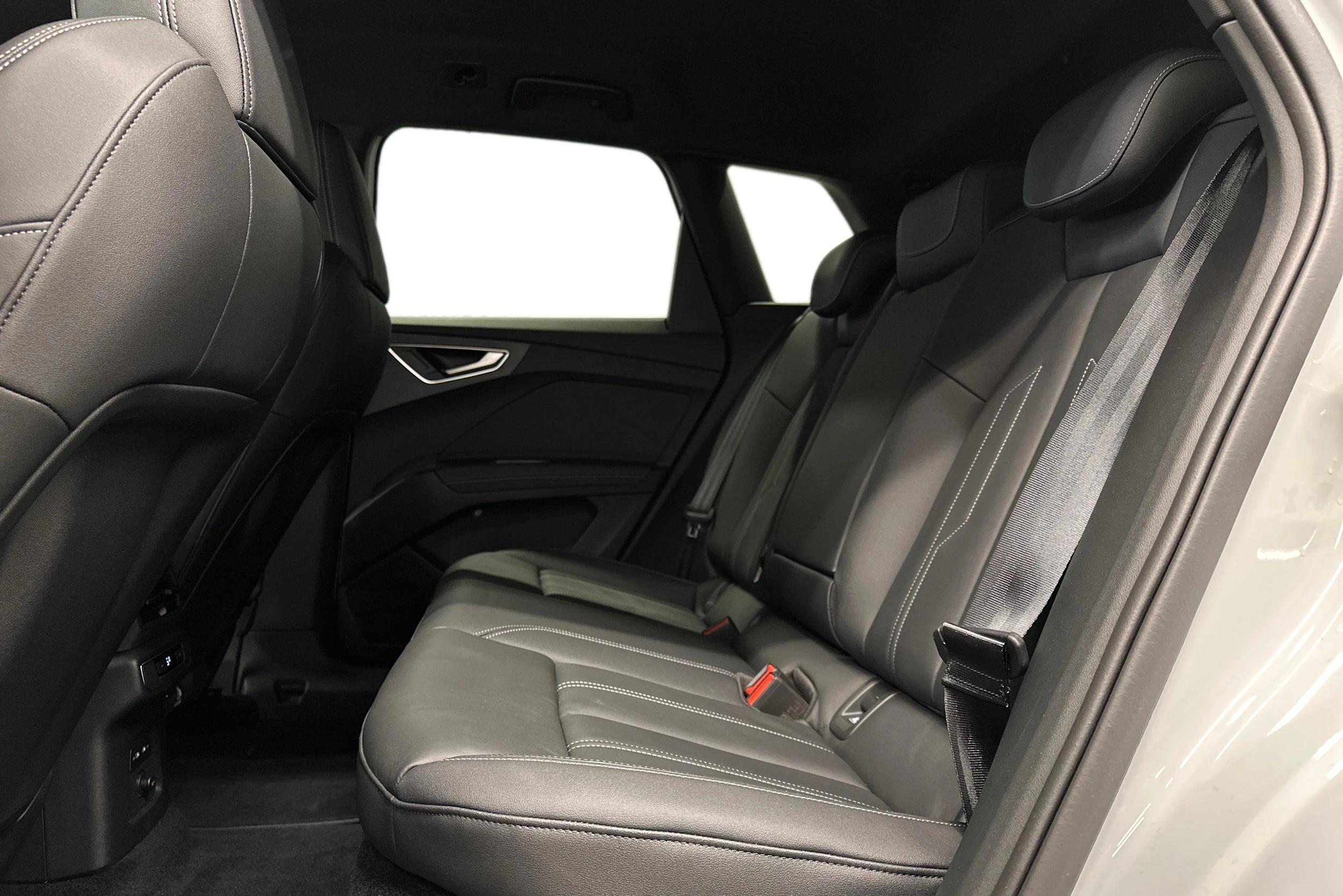 valkoinen Audi Q4 e-tron 2024 kuva 8.