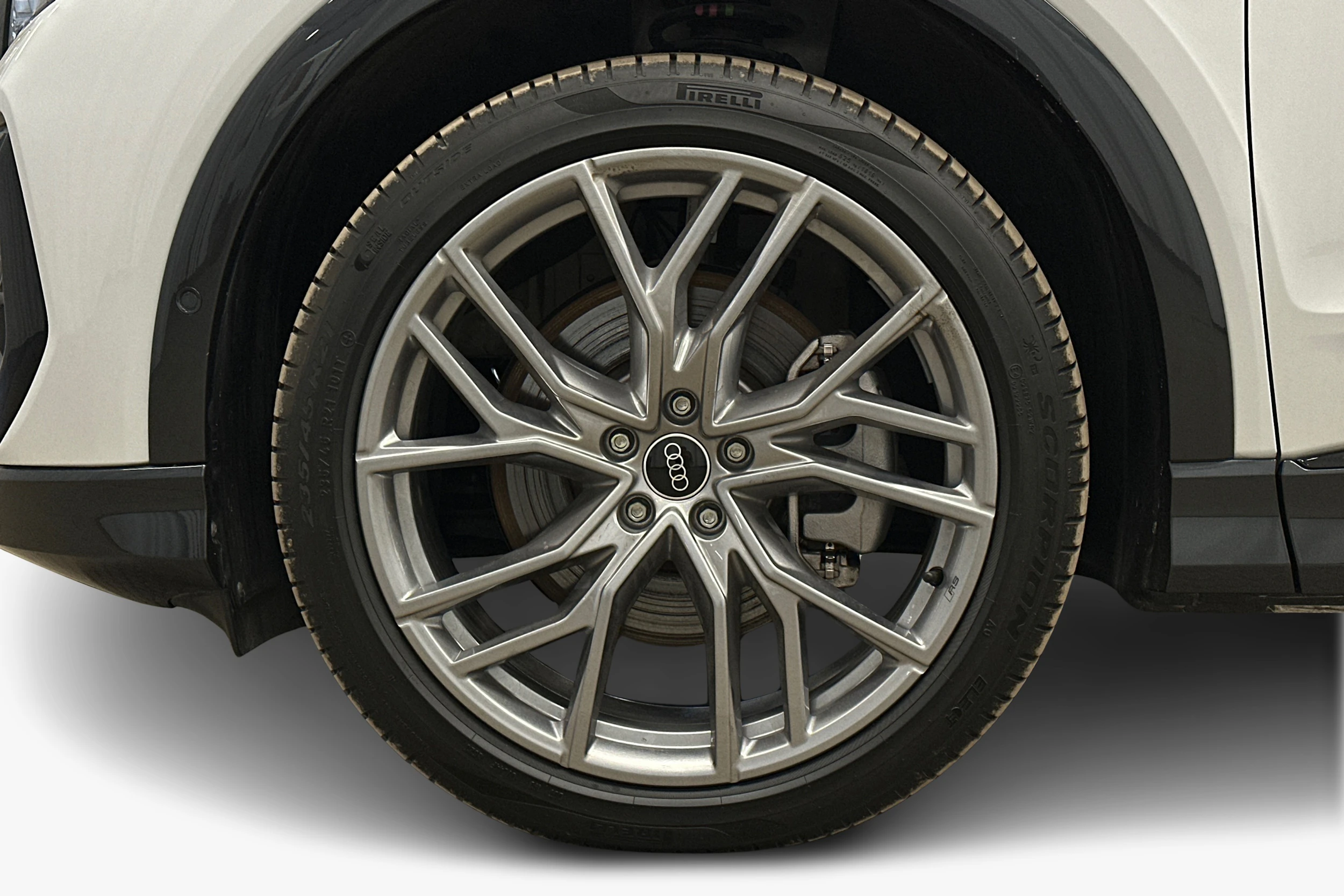 valkoinen Audi Q4 e-tron 2024 kuva 9.