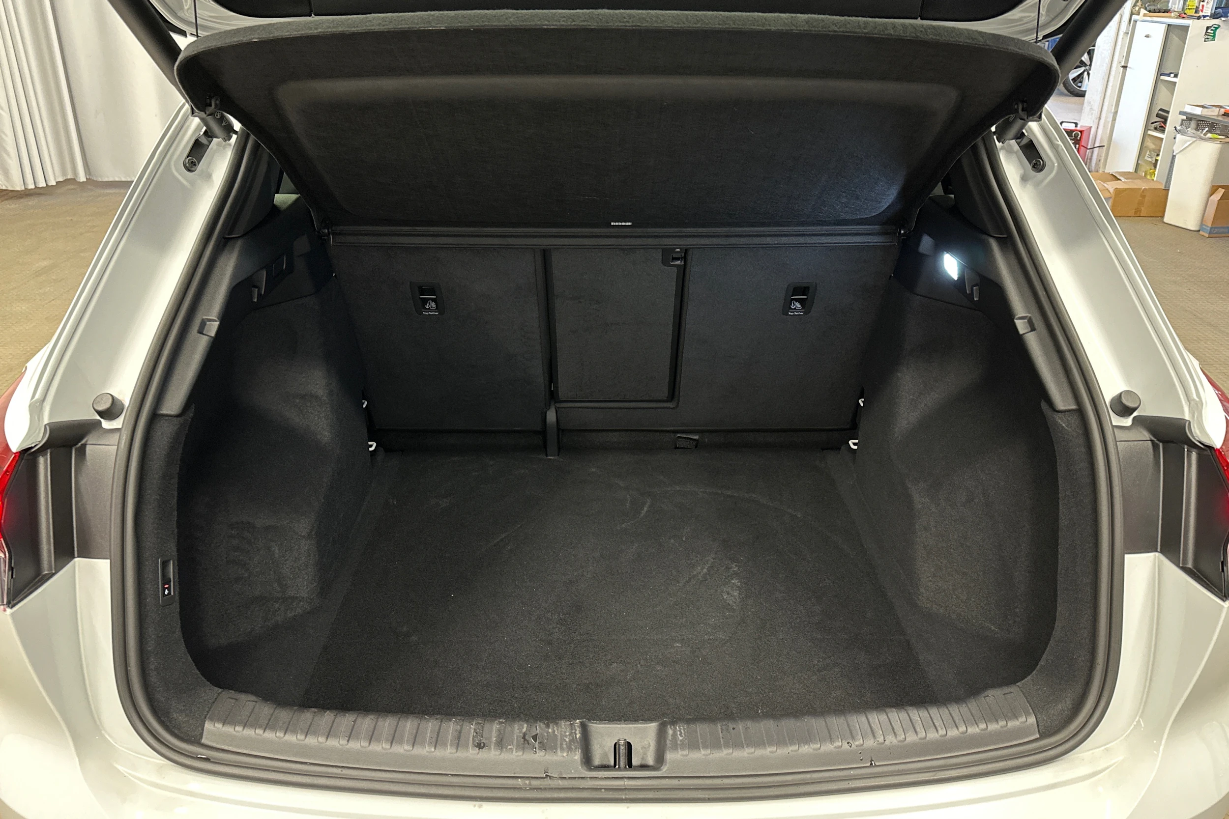 valkoinen Audi Q4 e-tron 2024 kuva 11.