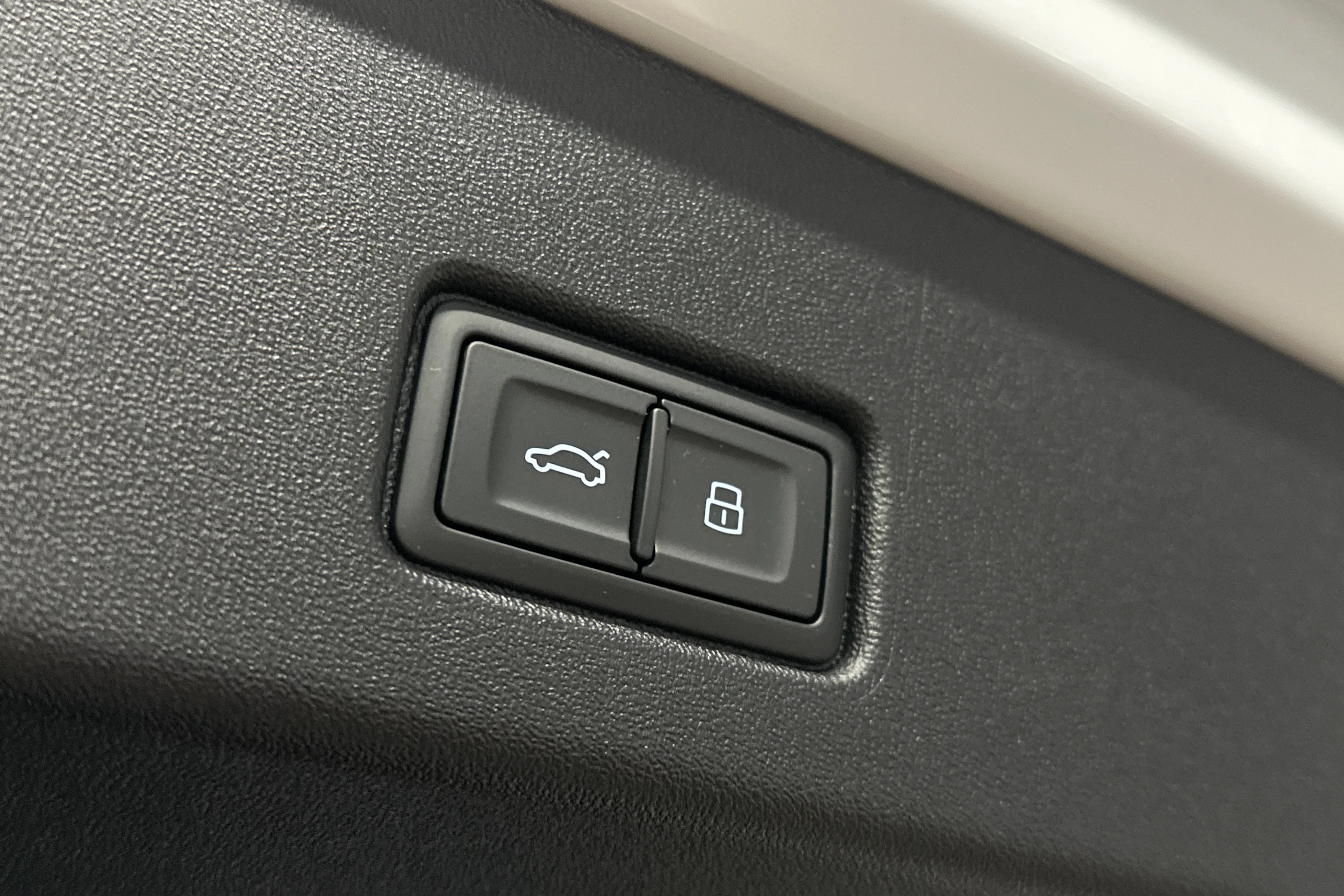 valkoinen Audi Q4 e-tron 2024 kuva 12.