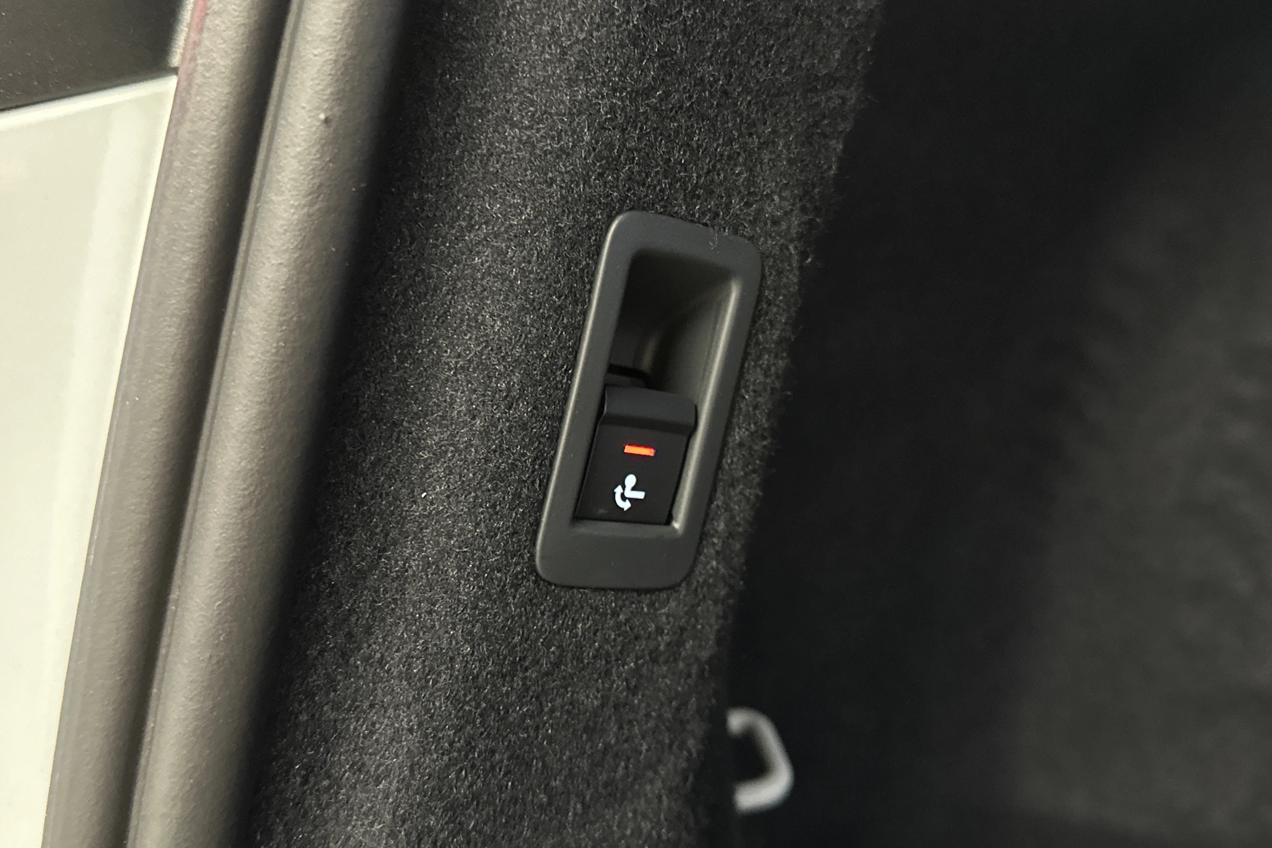 valkoinen Audi Q4 e-tron 2024 kuva 13.