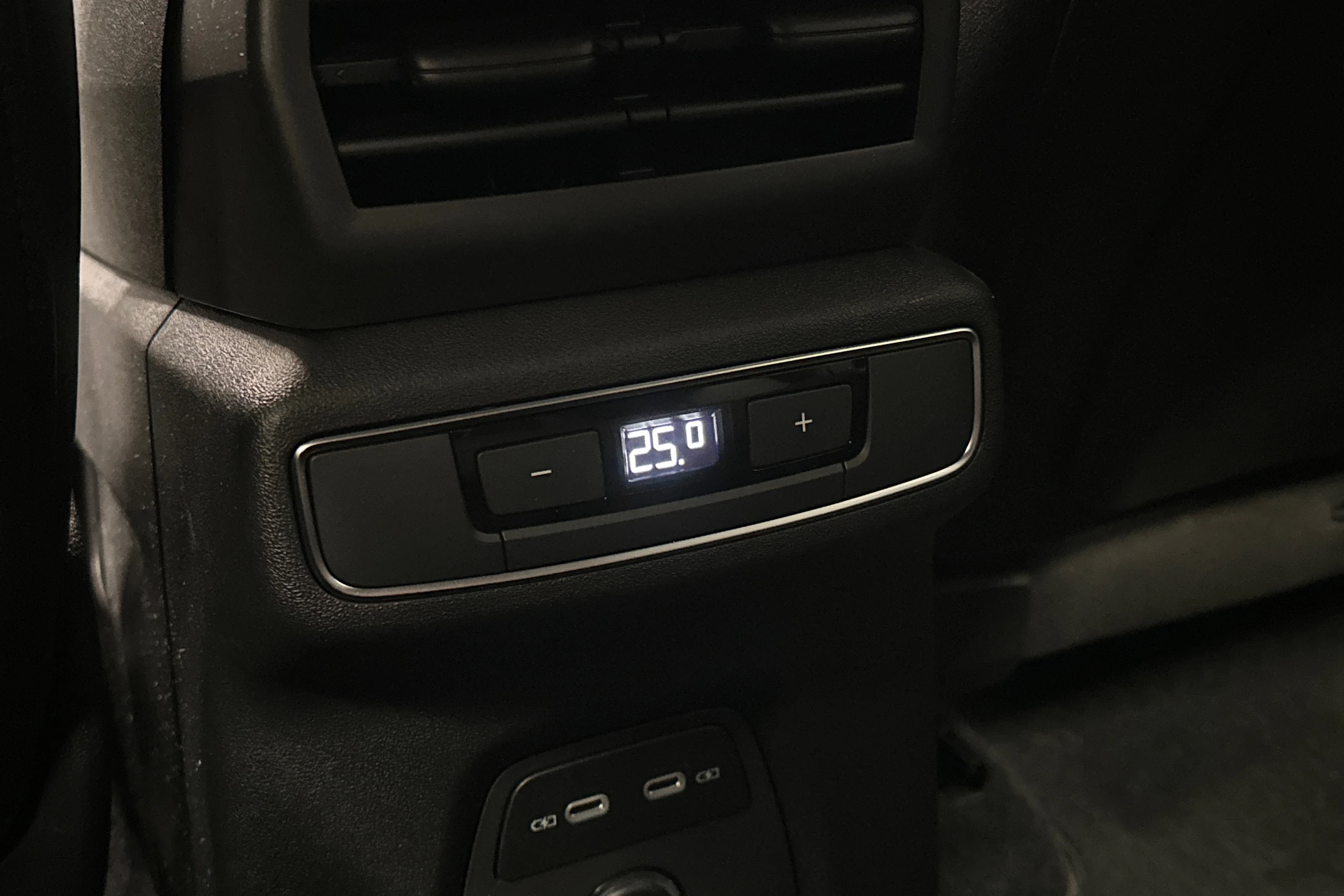 valkoinen Audi Q4 e-tron 2024 kuva 14.