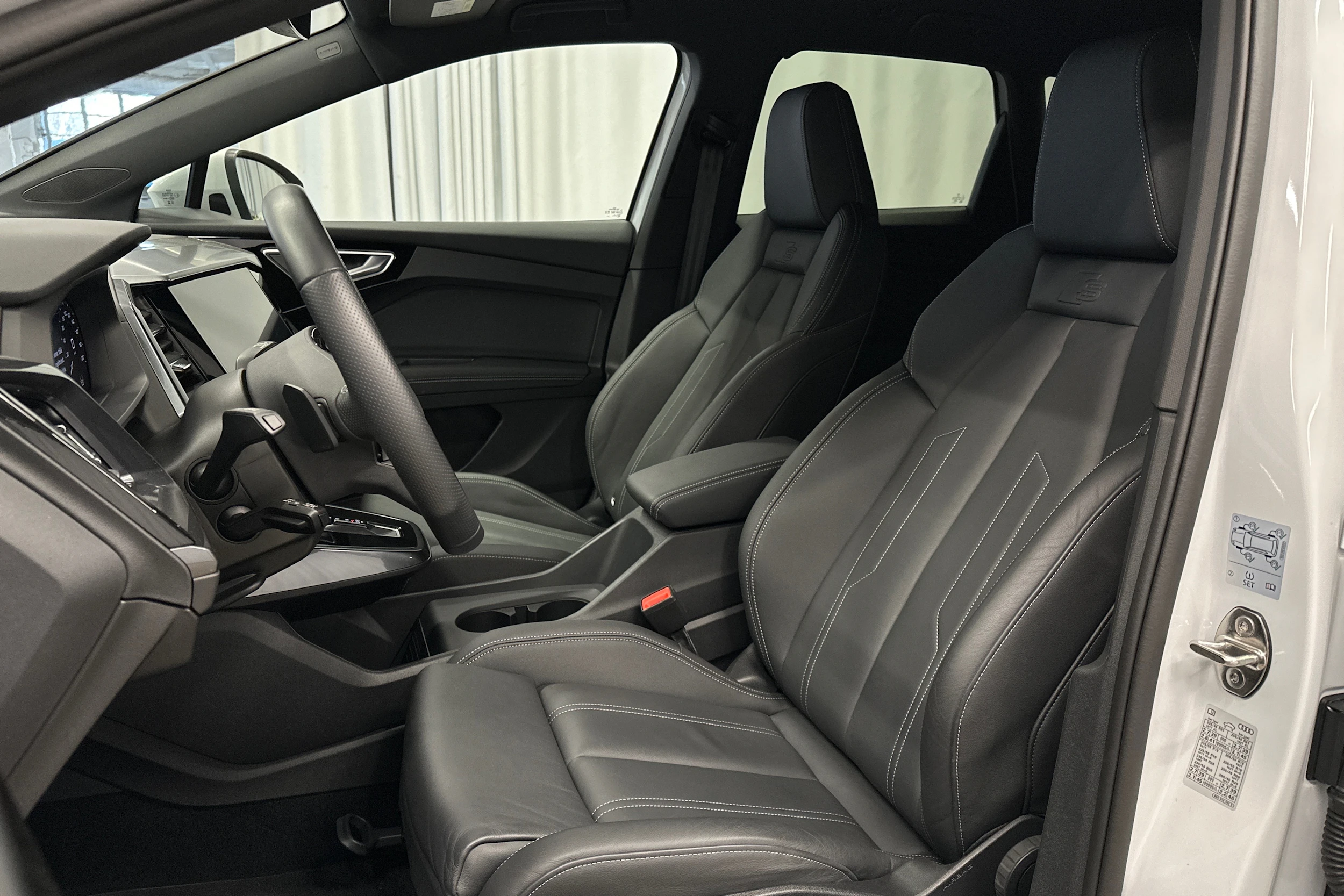 valkoinen Audi Q4 e-tron 2024 kuva 15.