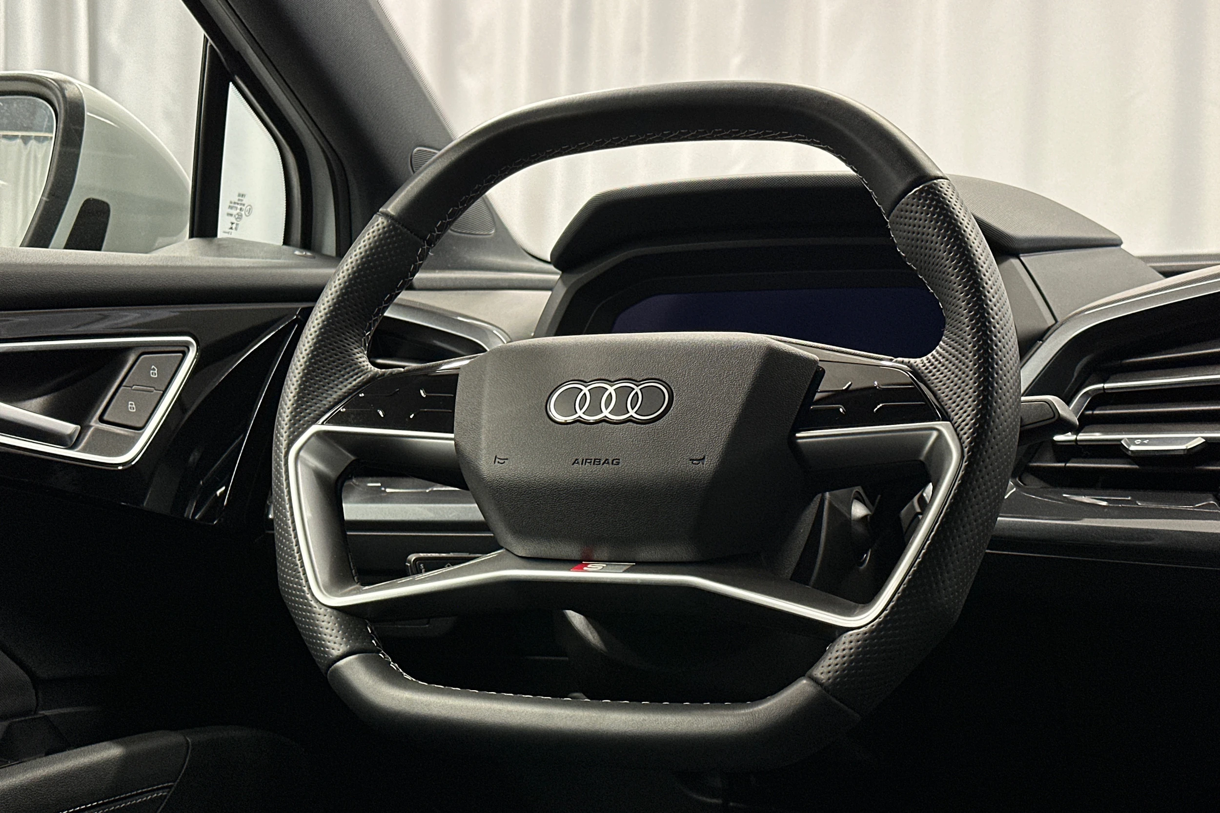 valkoinen Audi Q4 e-tron 2024 kuva 16.