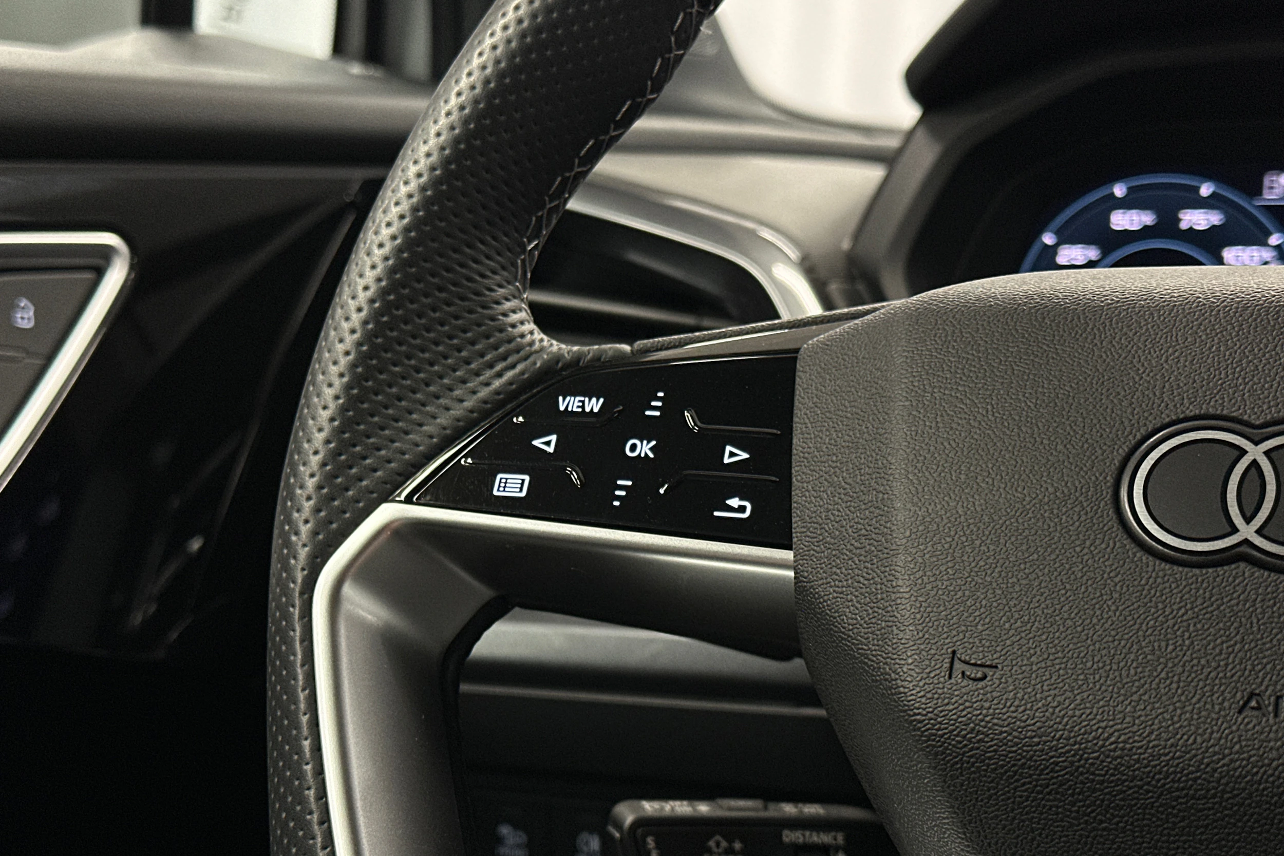 valkoinen Audi Q4 e-tron 2024 kuva 17.