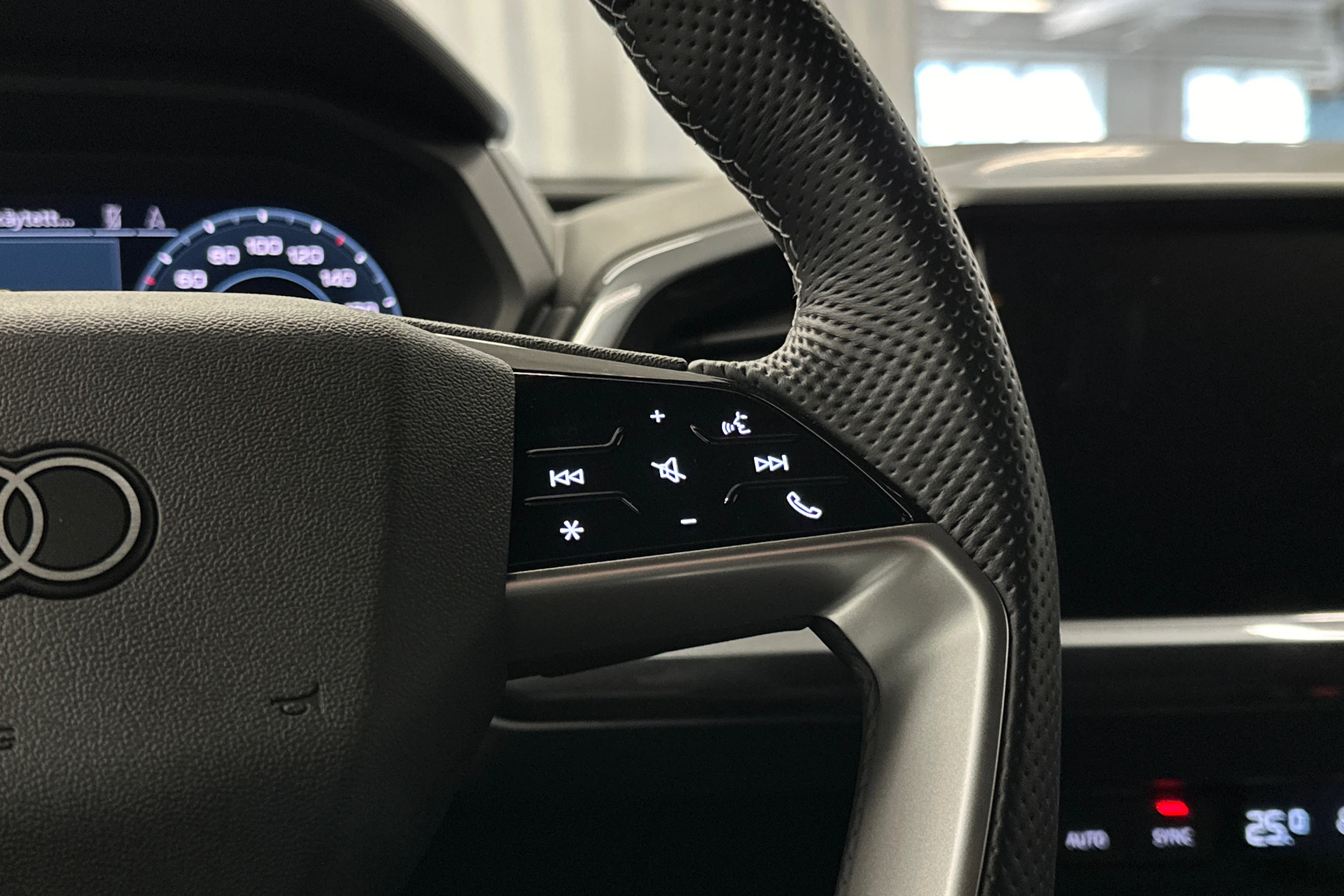 valkoinen Audi Q4 e-tron 2024 kuva 18.