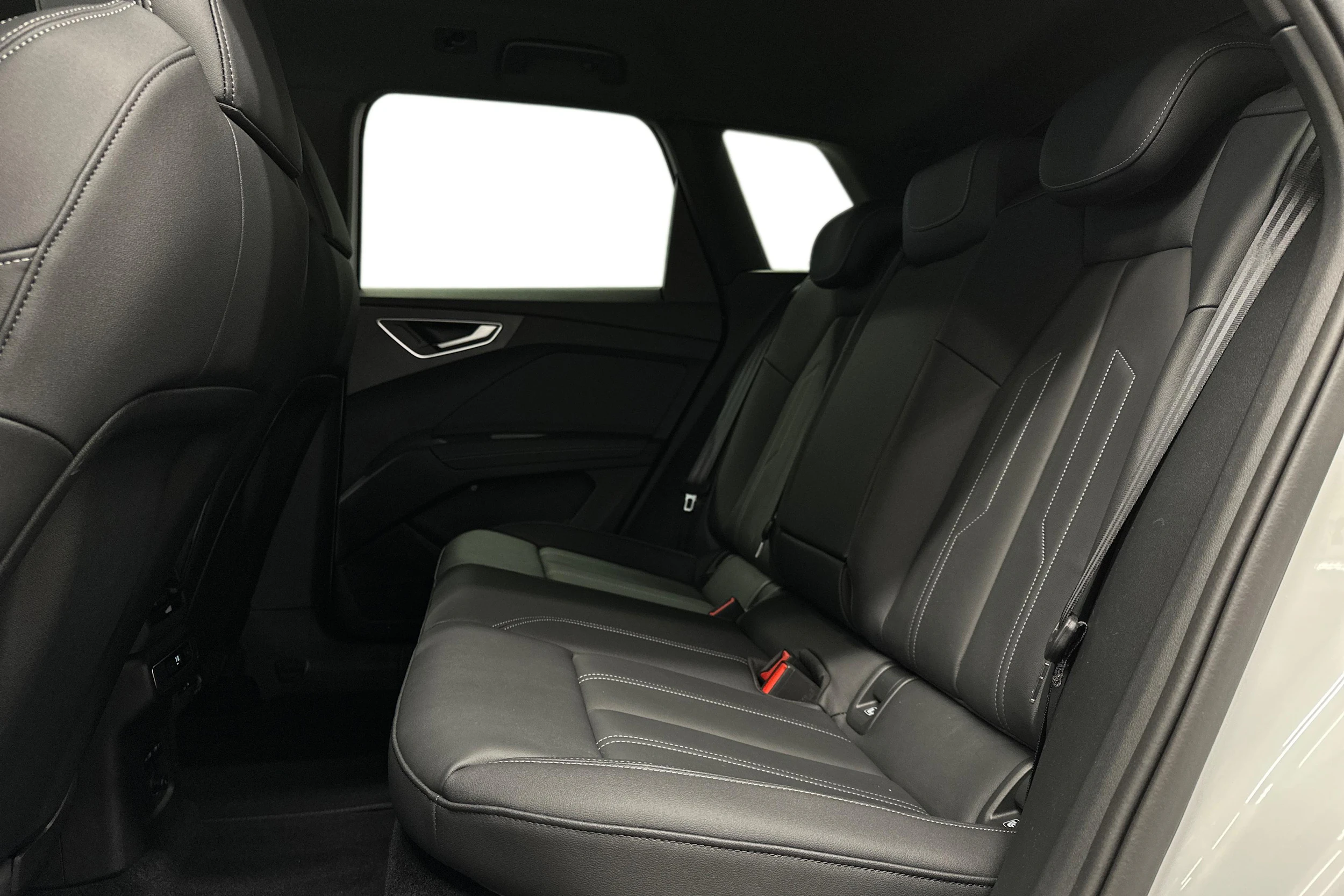 valkoinen Audi Q4 e-tron 2024 kuva 8.