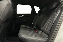 valkoinen Audi Q4 e-tron 2024 kuva 8.