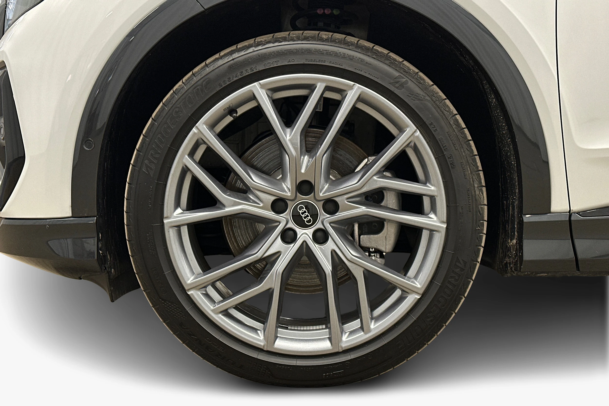 valkoinen Audi Q4 e-tron 2024 kuva 9.