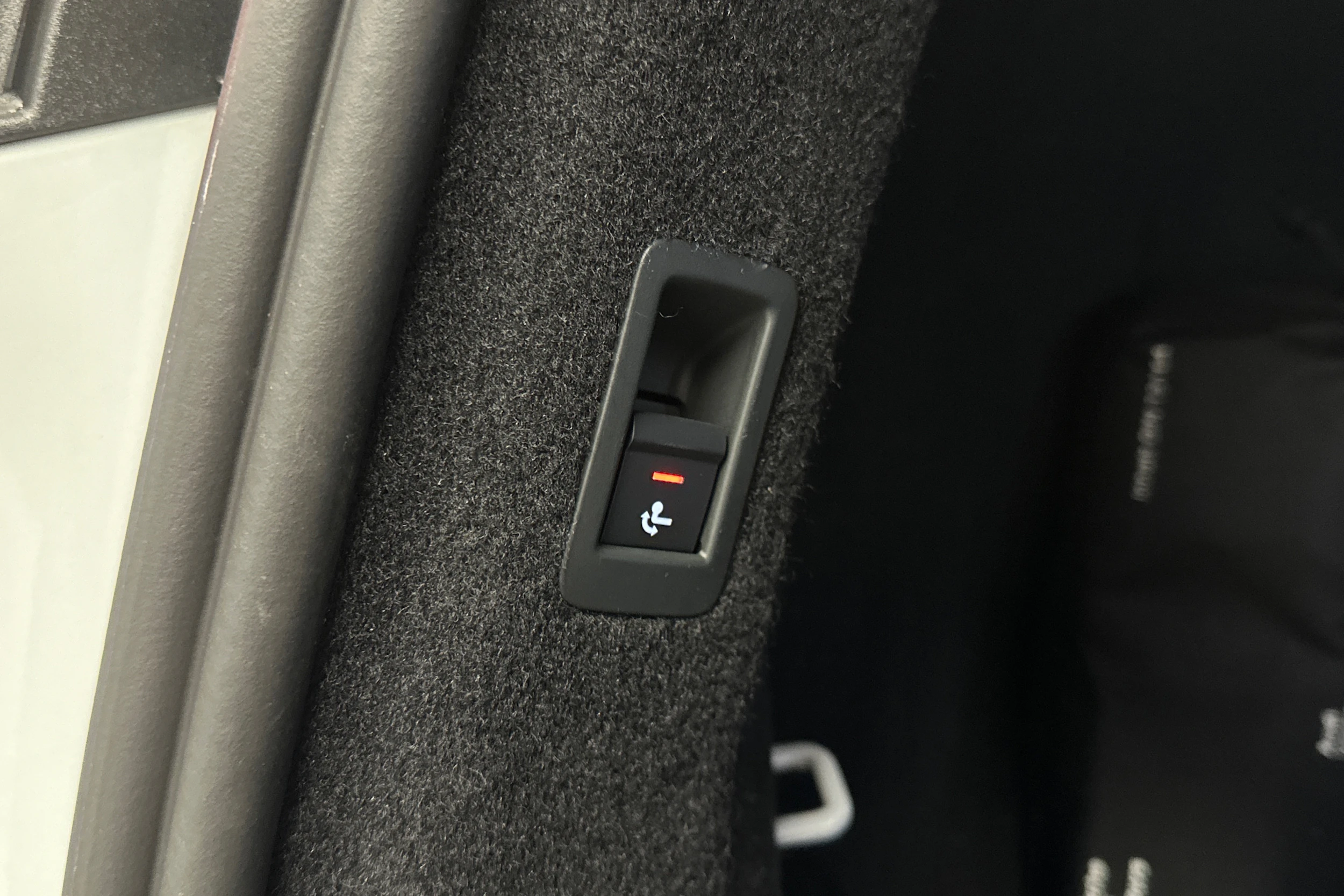 valkoinen Audi Q4 e-tron 2024 kuva 13.