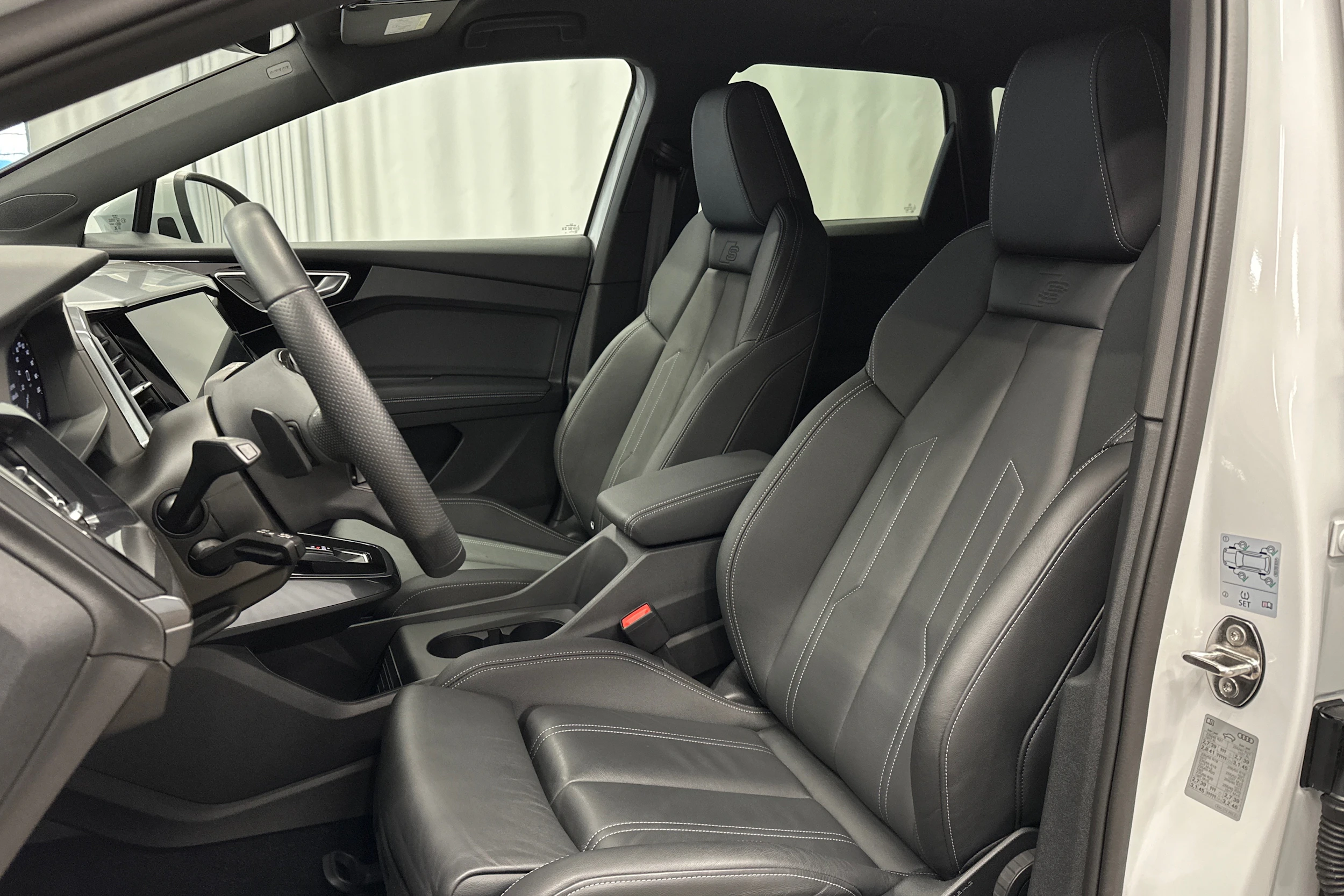 valkoinen Audi Q4 e-tron 2024 kuva 15.
